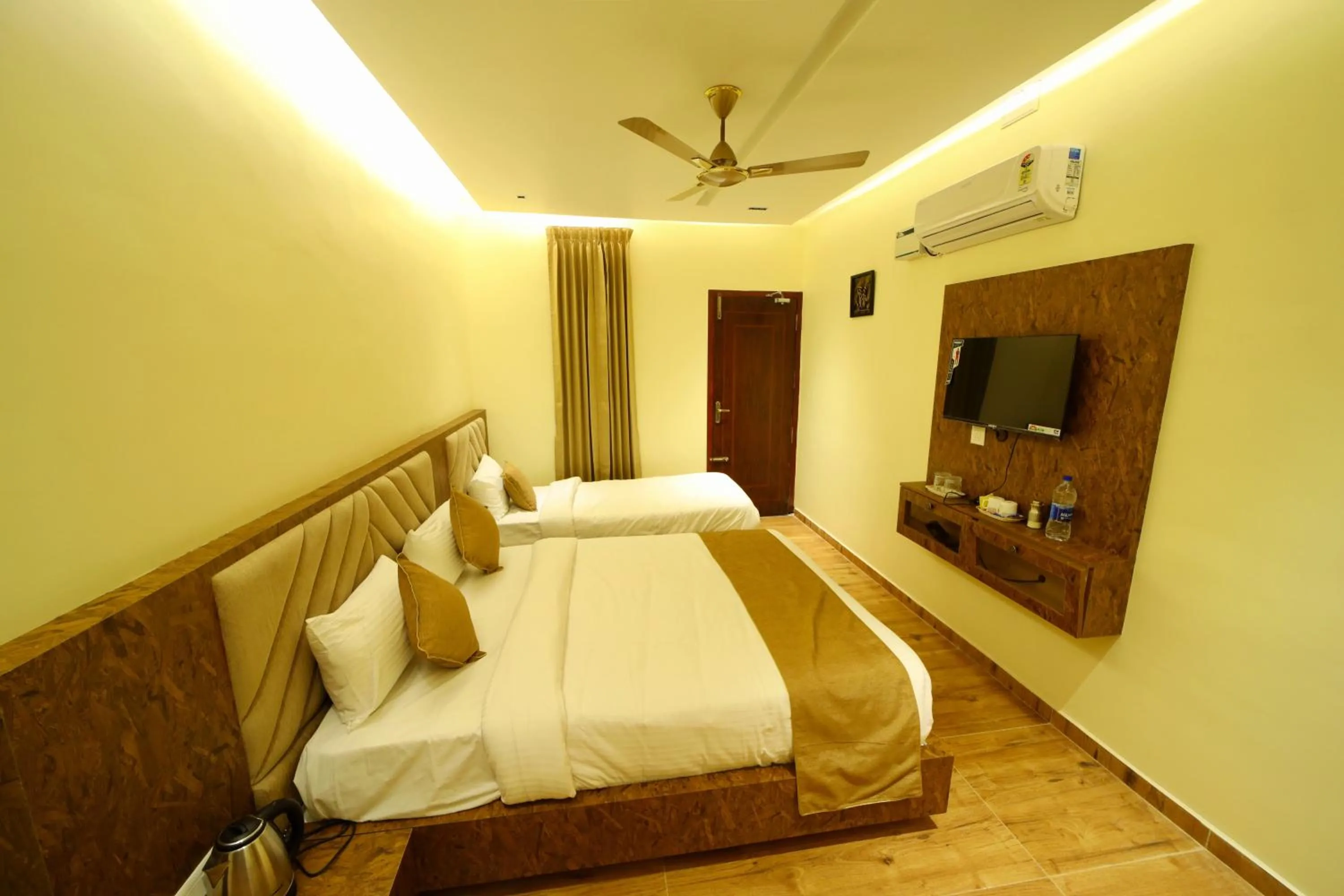 TV and multimedia, Bed in Suthanthira stay Inn