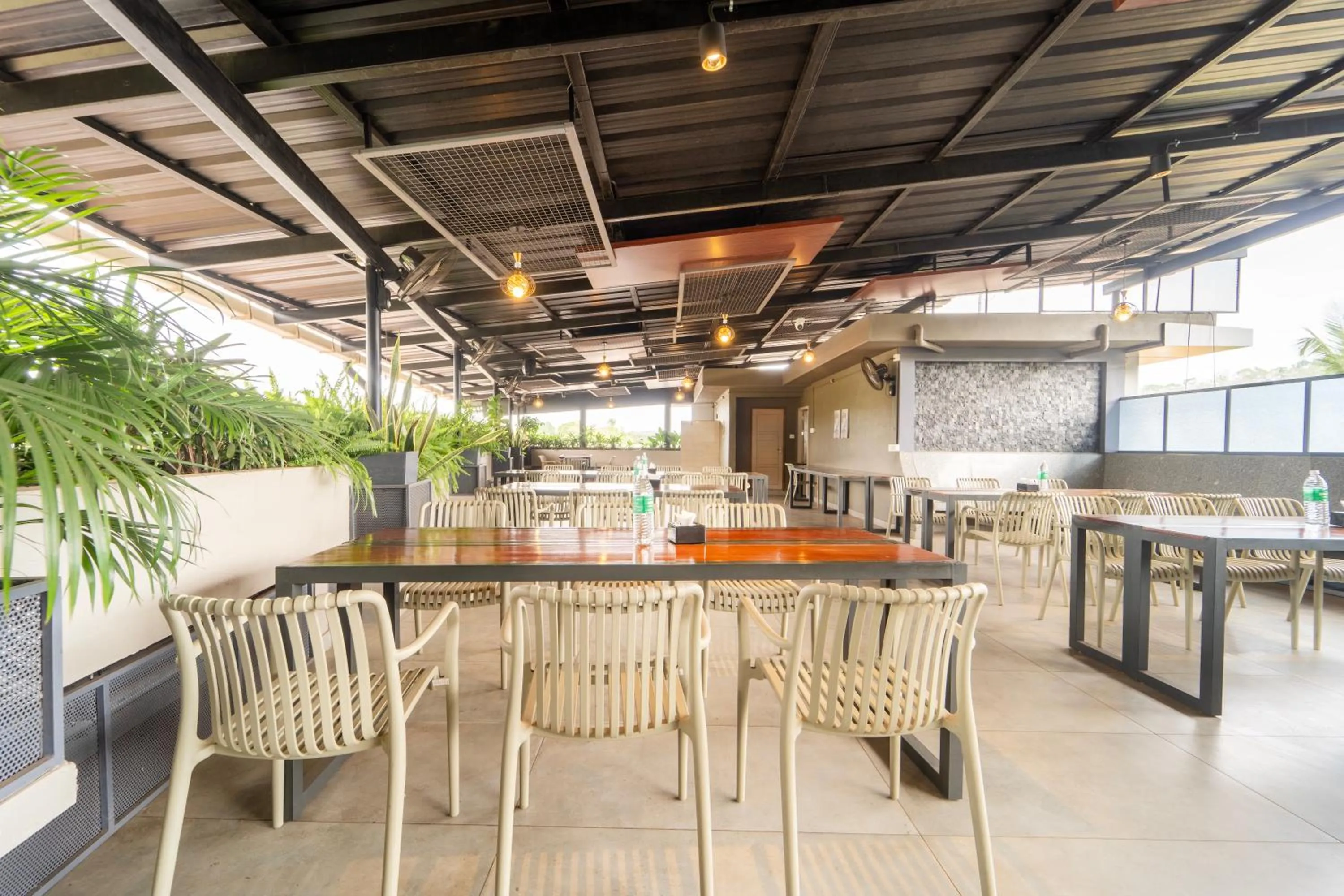 Restaurant/places to eat in Treebo MR Motel