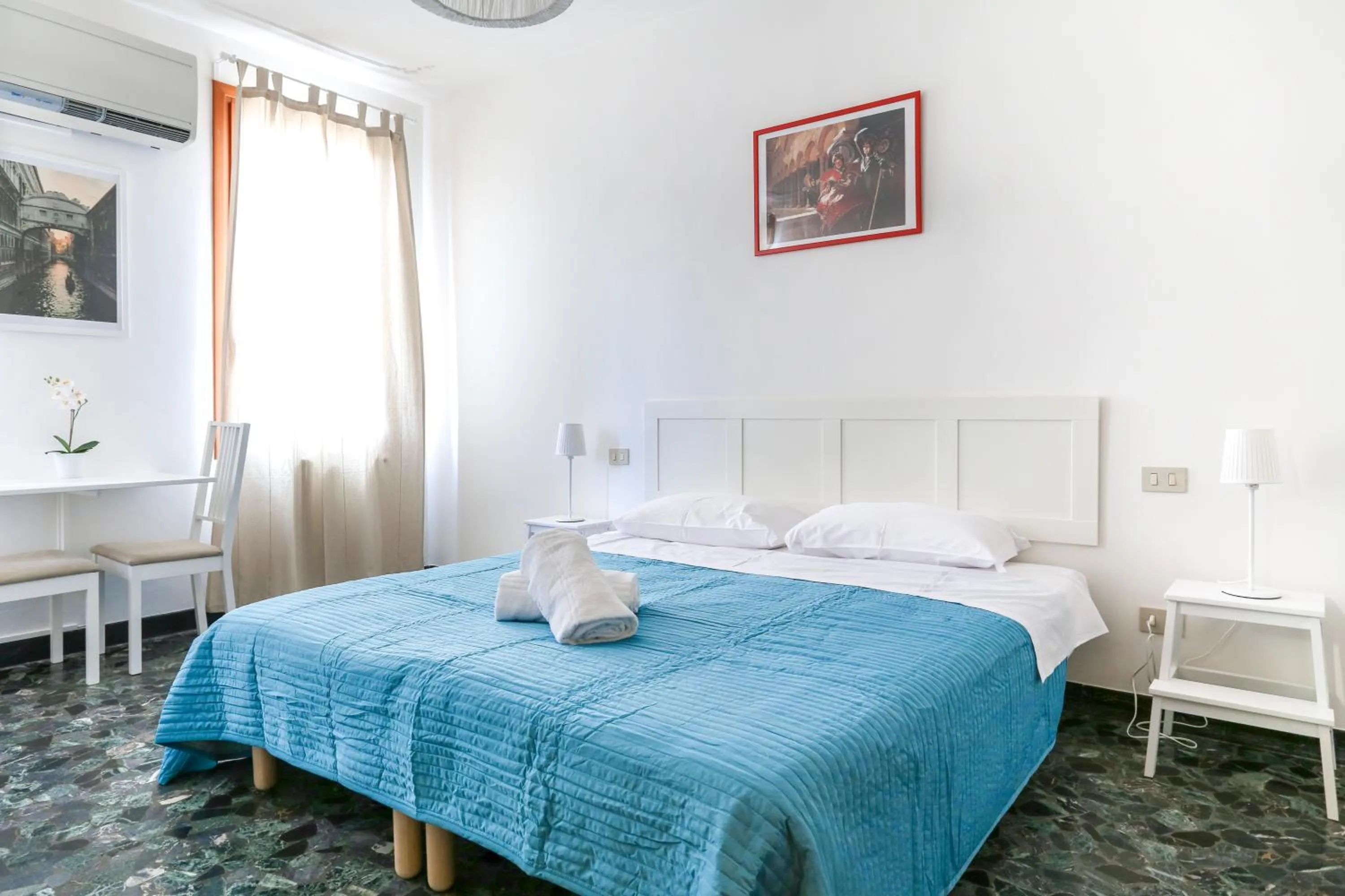 Photo of the whole room, Bed in Inlaguna