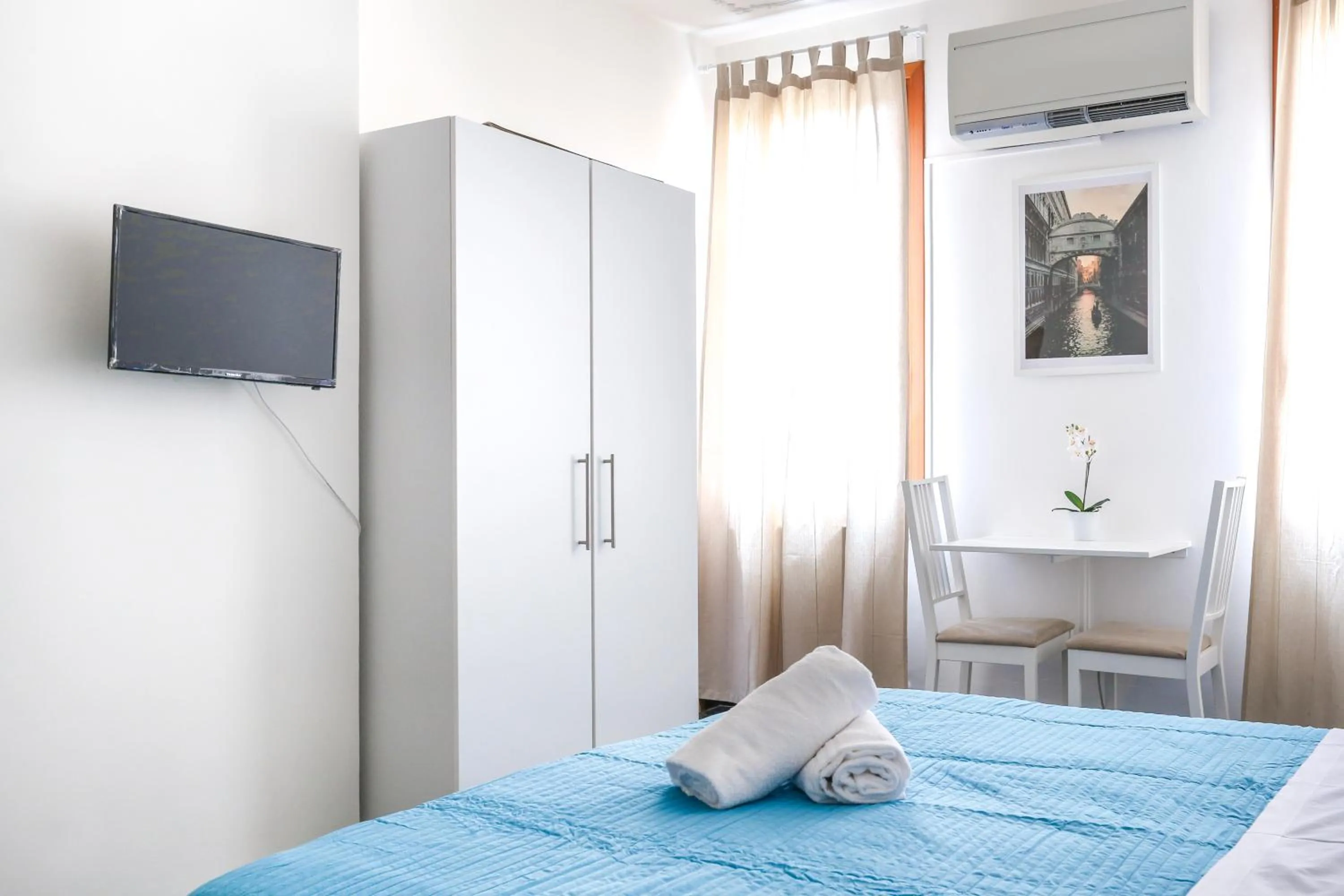 Photo of the whole room, Bed in Inlaguna