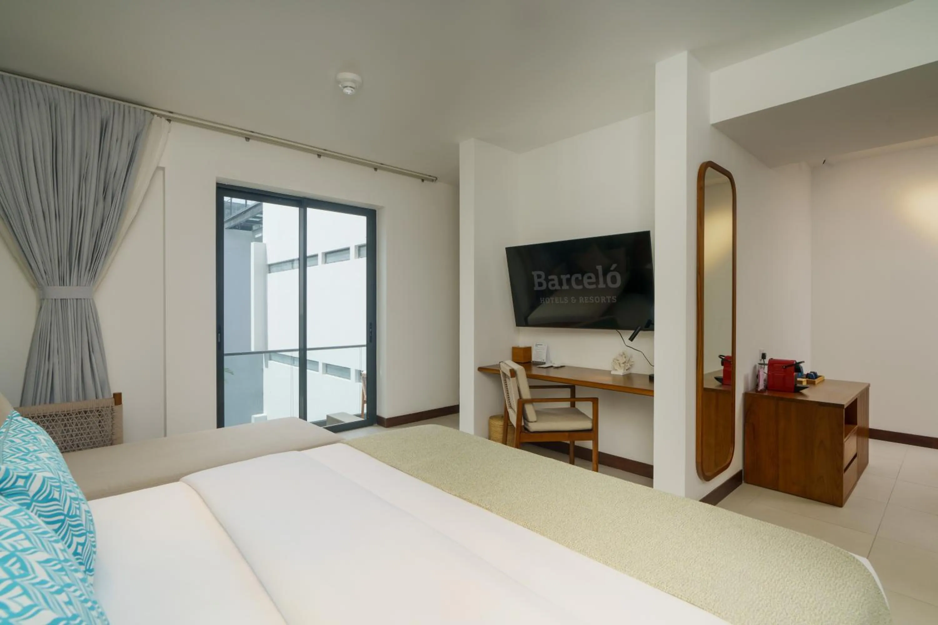 Bathroom, Bed in Barceló Nasandhura Male