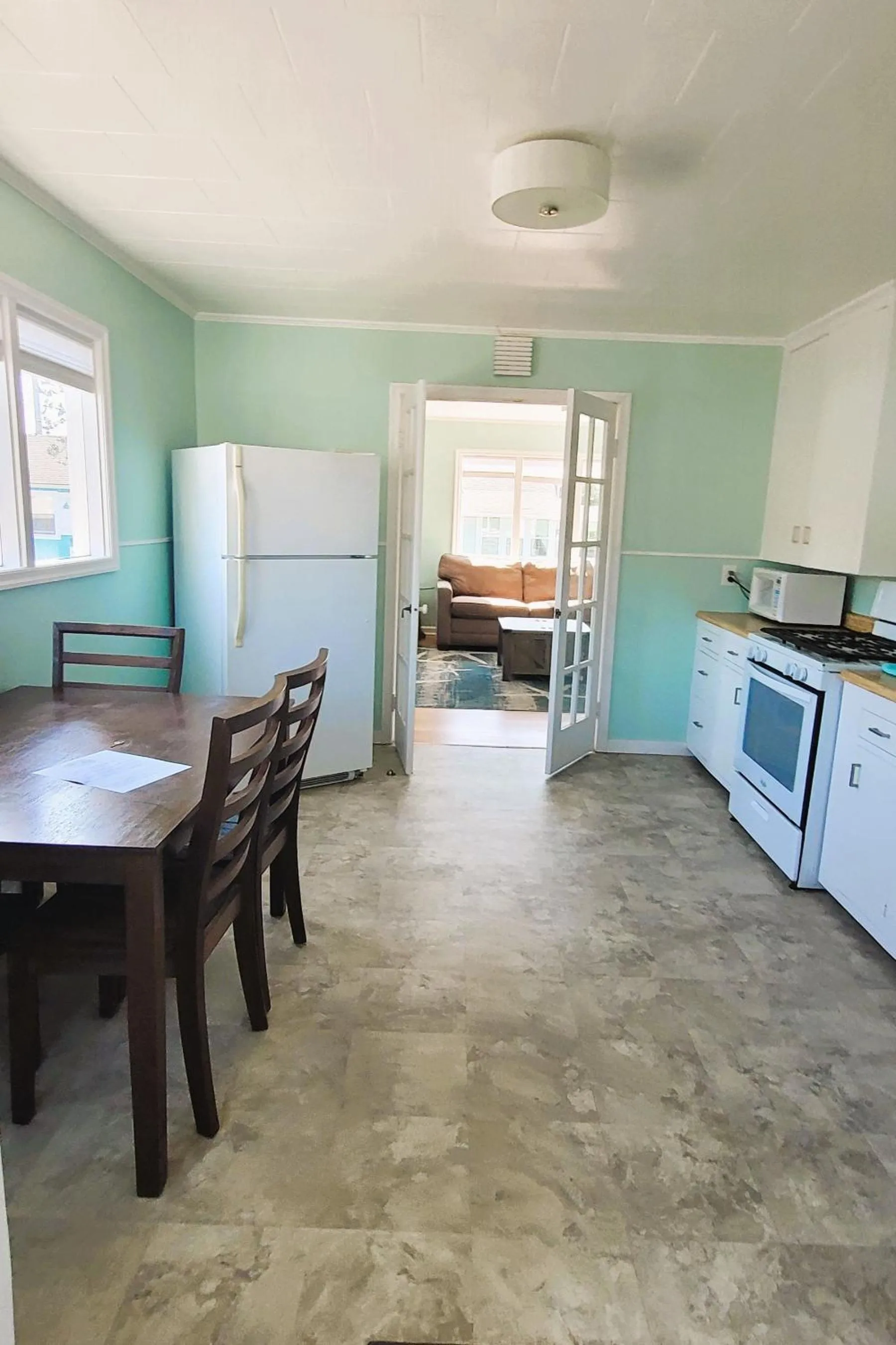 Kitchen or kitchenette in Beachside Inn