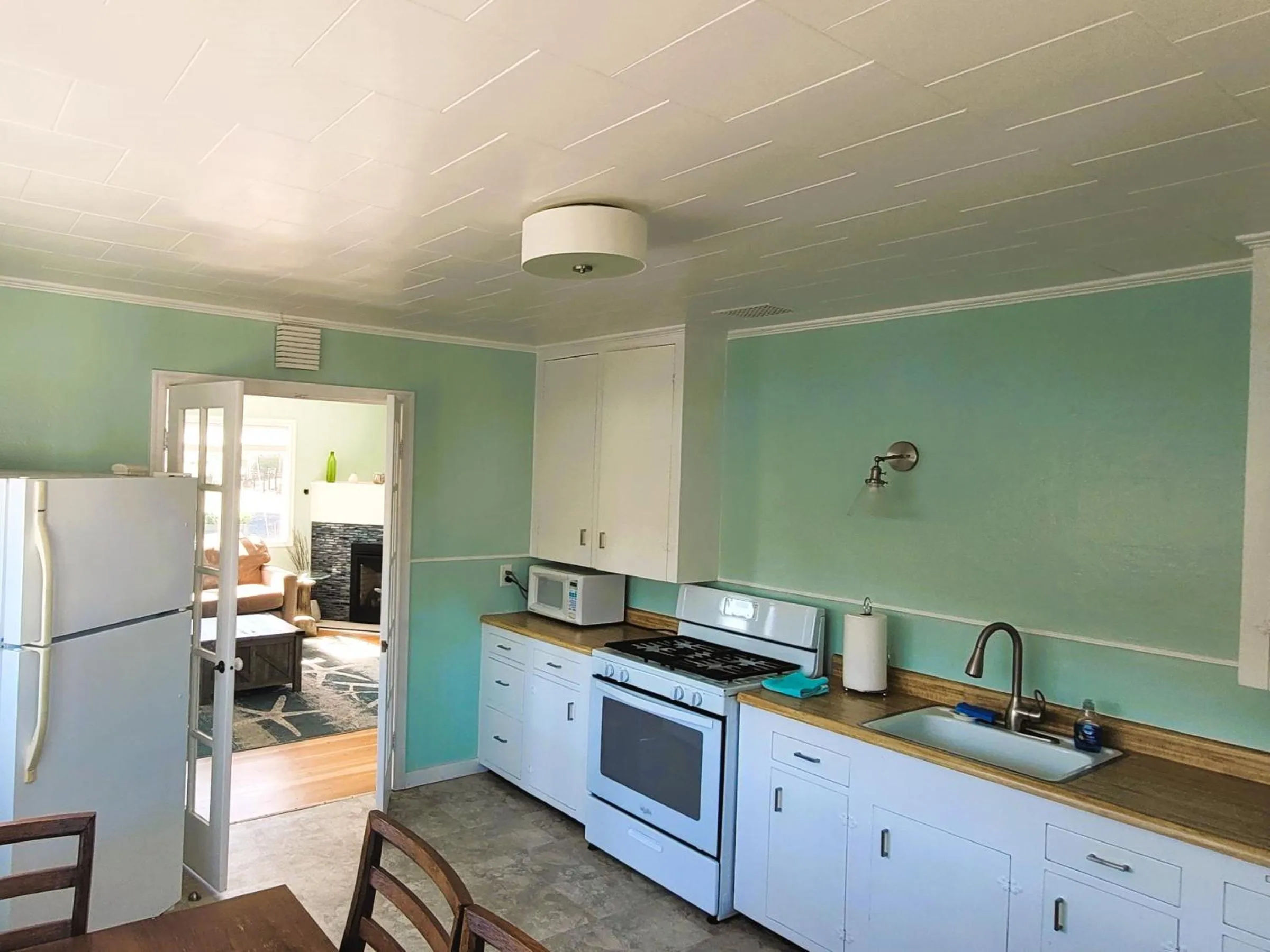 Kitchen or kitchenette in Beachside Inn