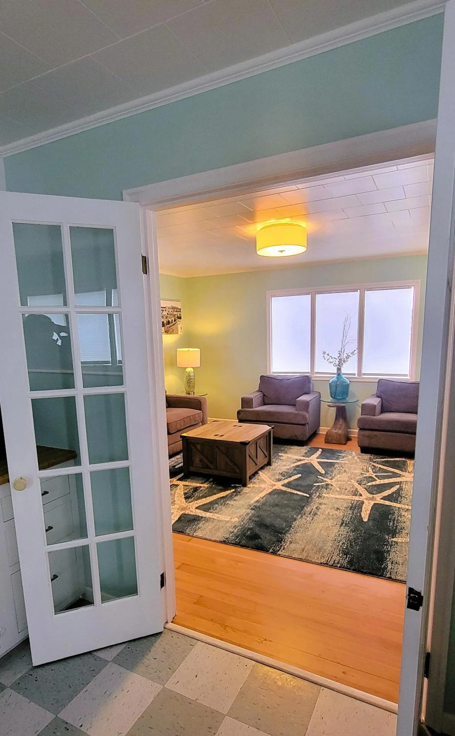 Living room, Bed in Beachside Inn