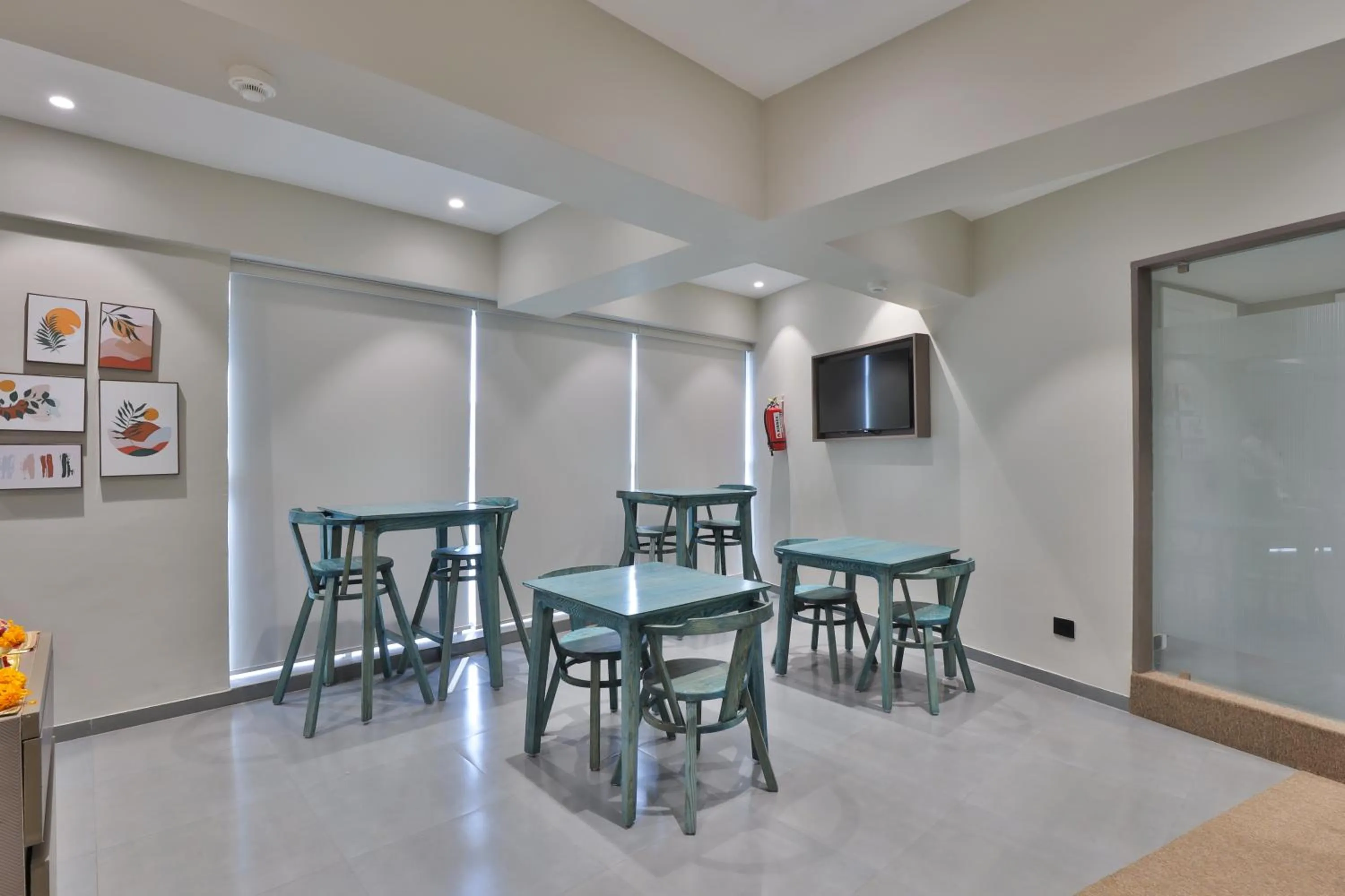 Restaurant/places to eat in Hotel The Grand Suites