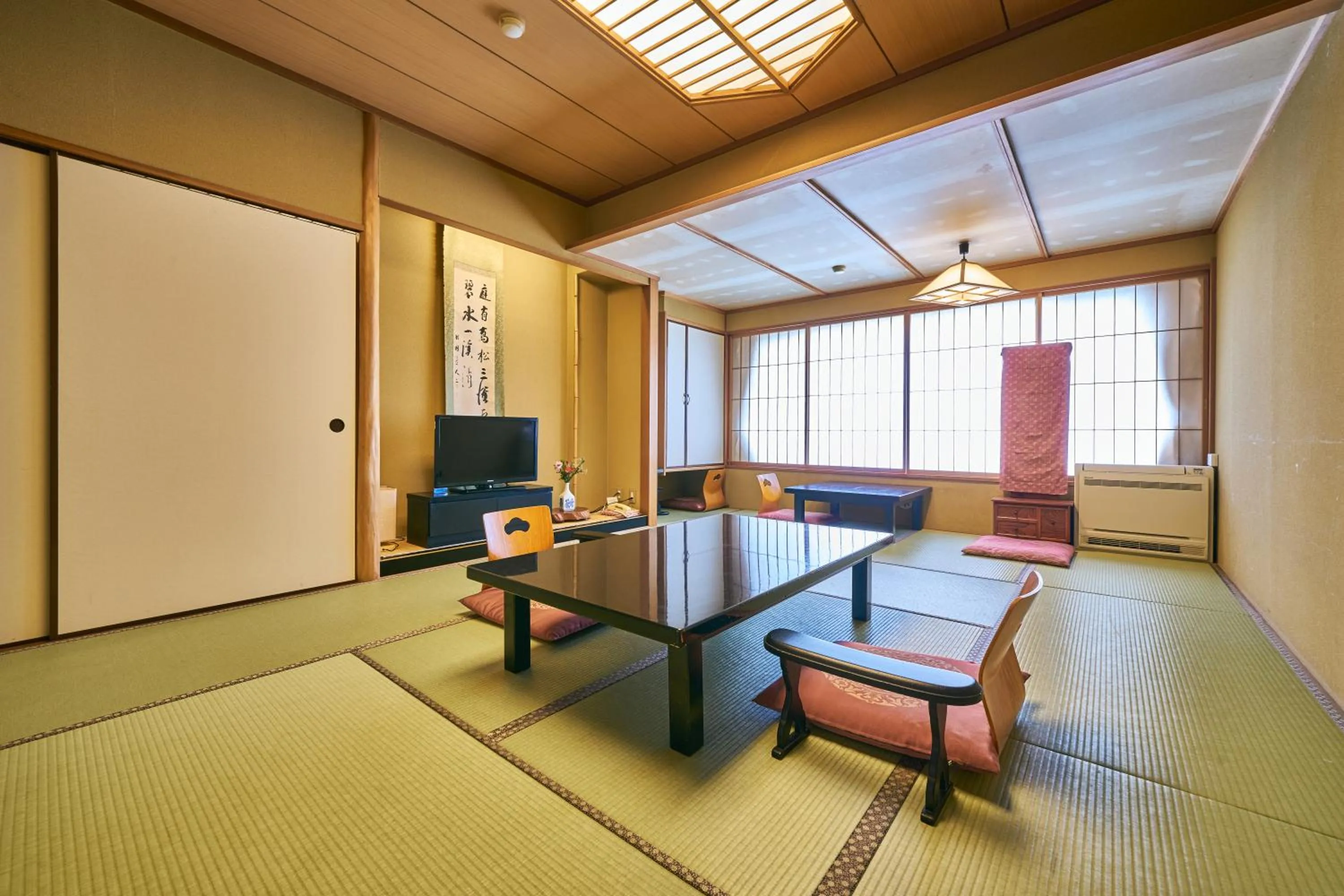 Photo of the whole room in Yamaga Onsen Seiryuso