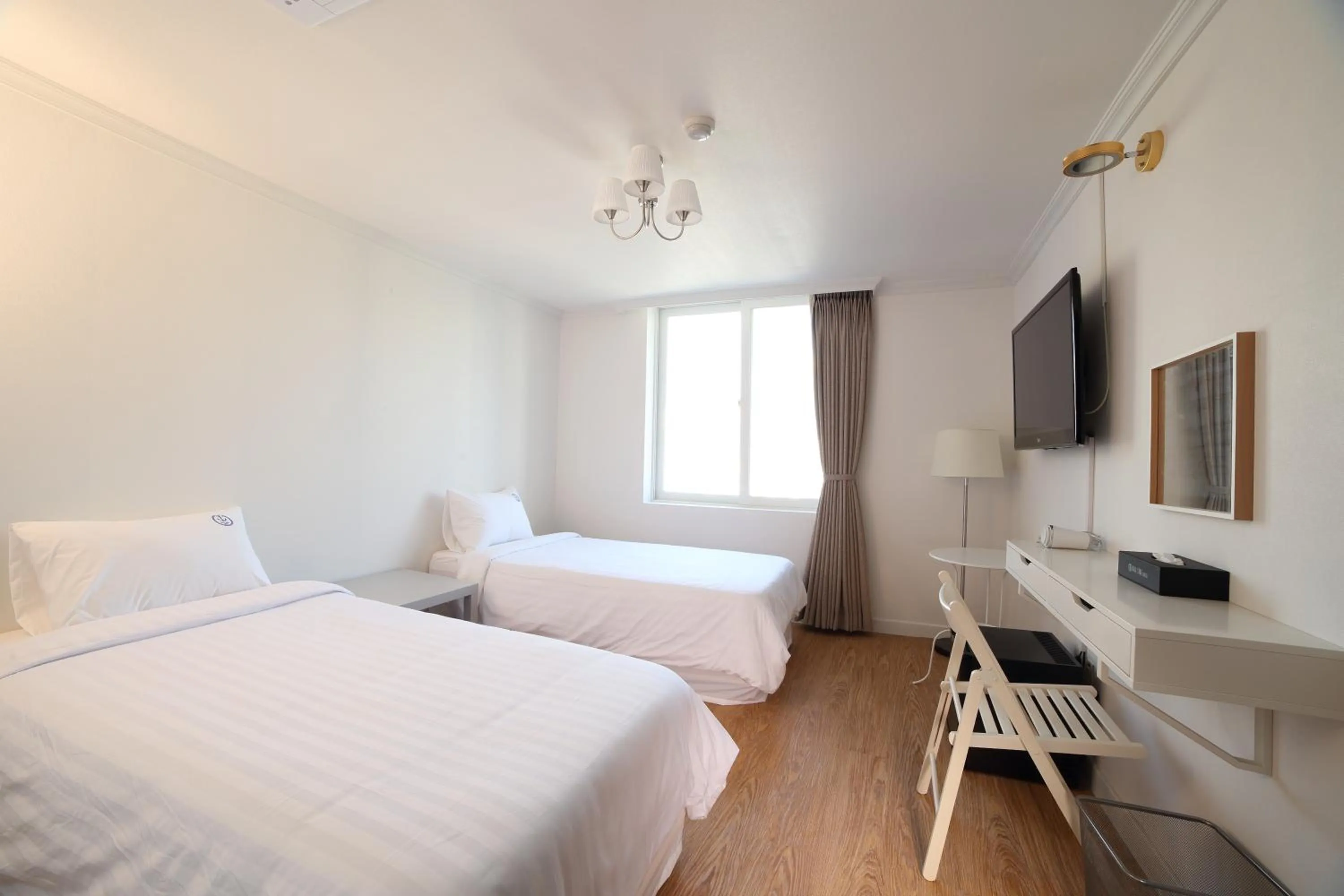 Day, Bed in Hillside Hotel