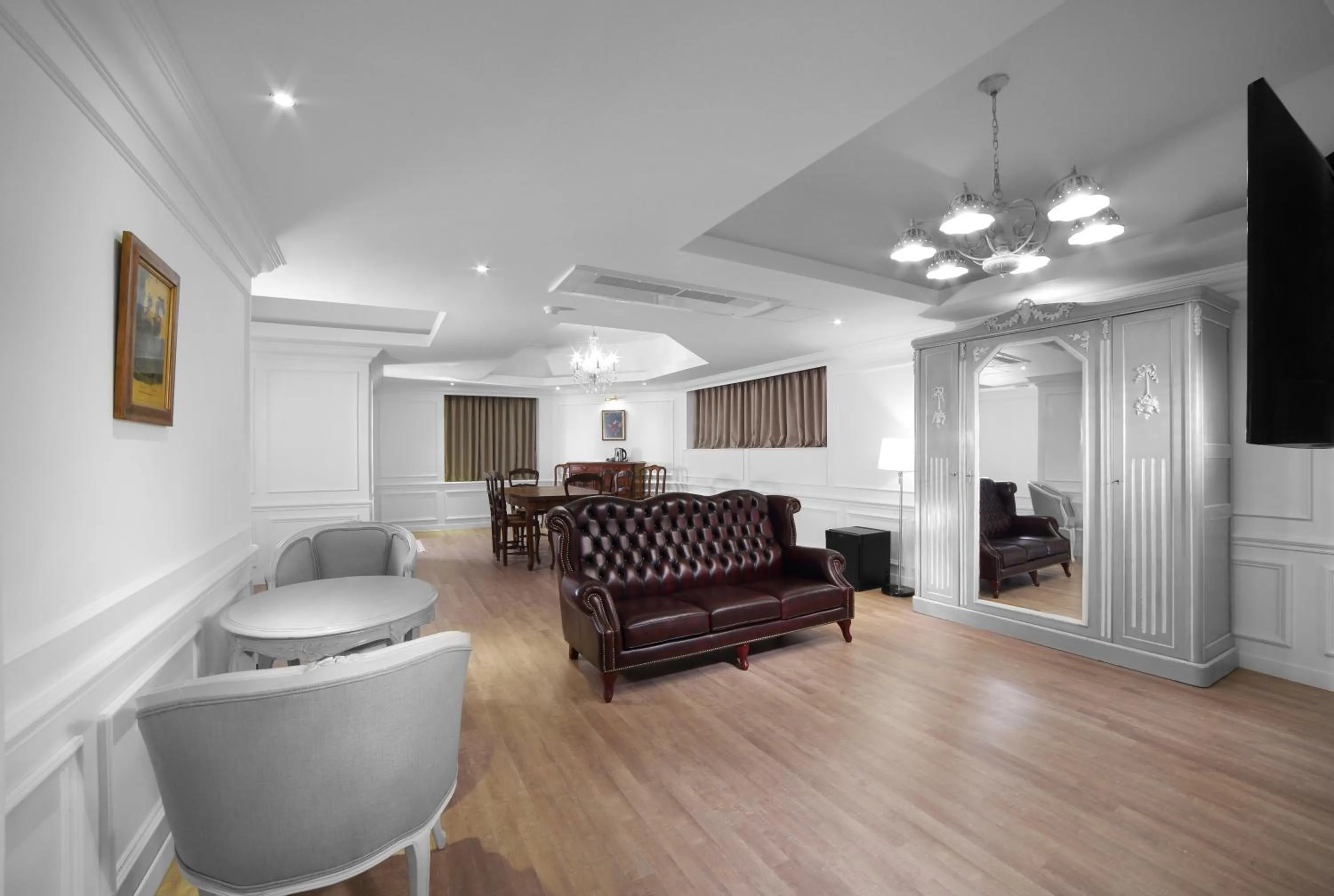 TV and multimedia in Hillside Hotel