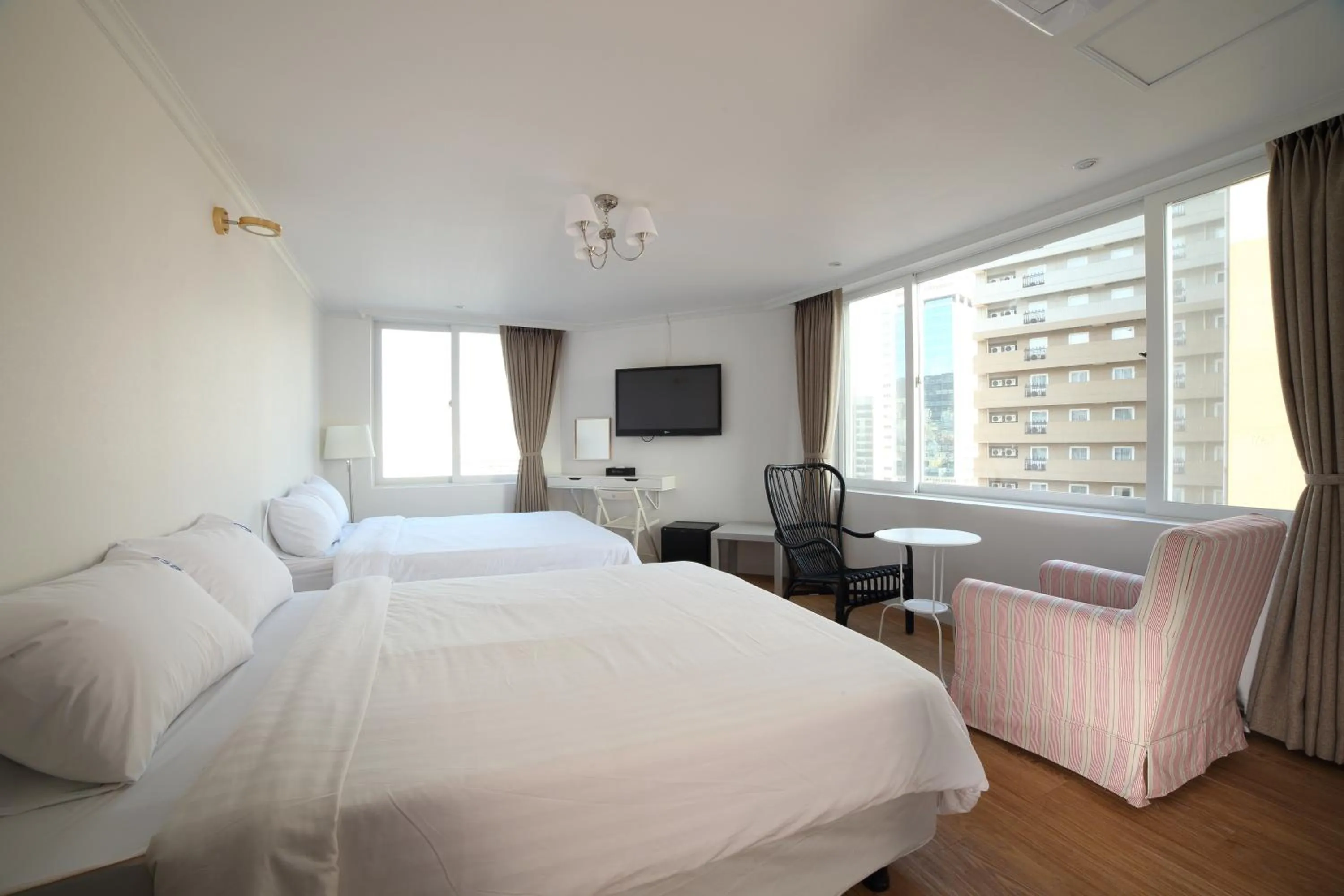 Day, Bed in Hillside Hotel