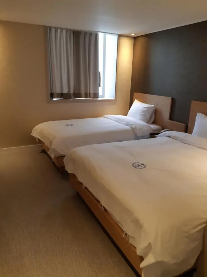 Bed in Hillside Hotel