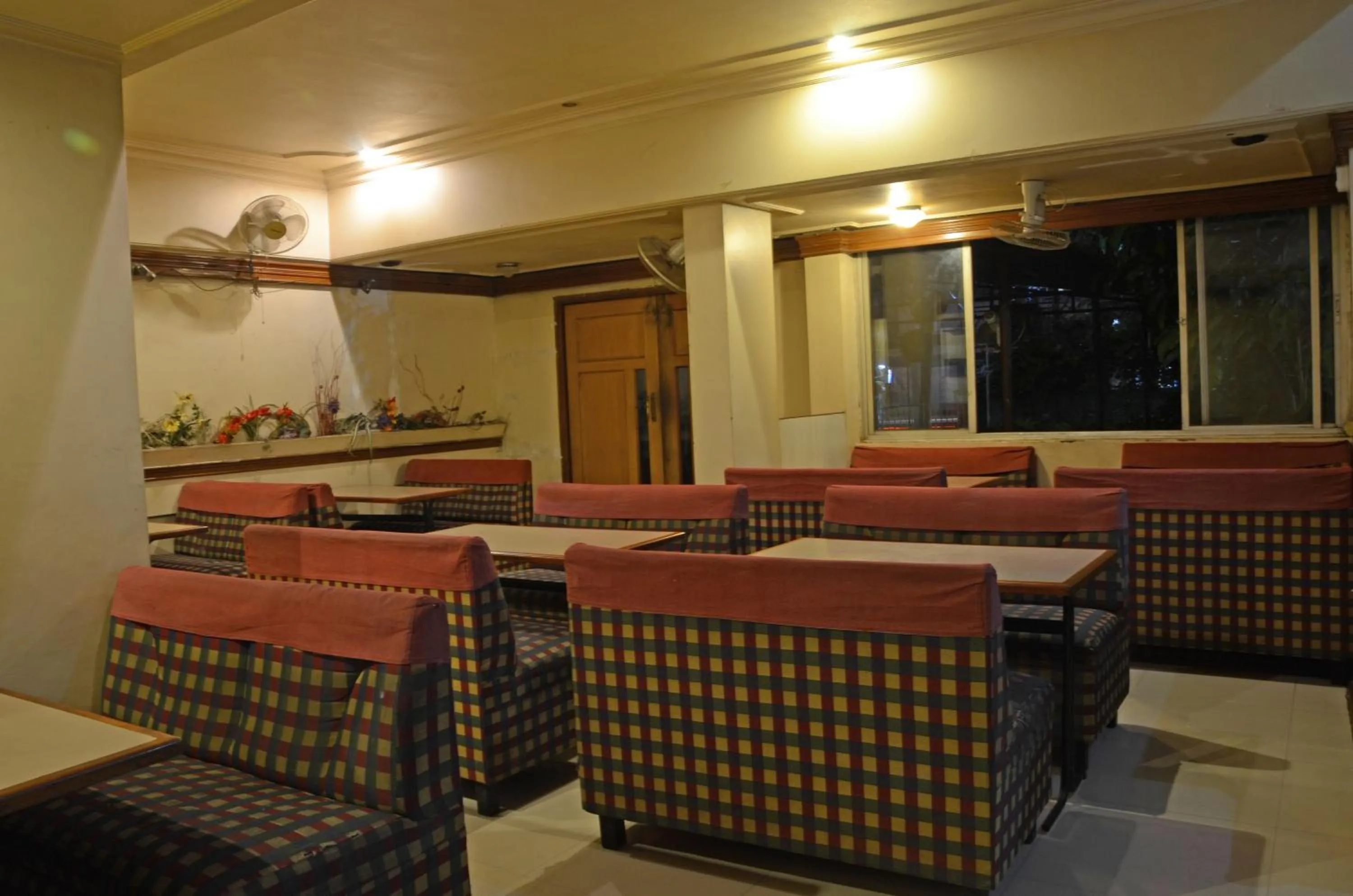 Restaurant/places to eat in Hotel GreenLand-Elegant