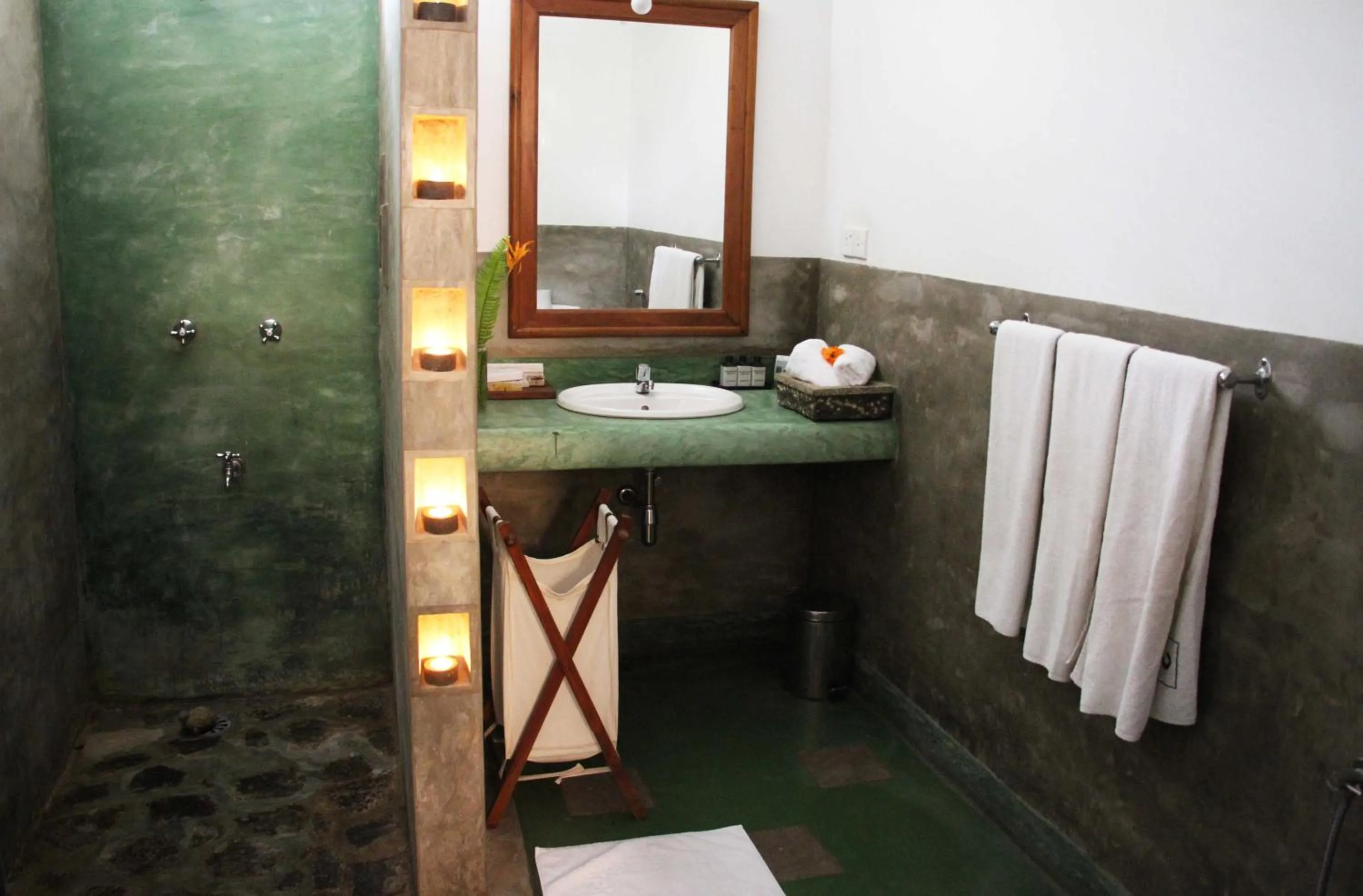 Shower in Serendip Stone Hotel and Bungalow