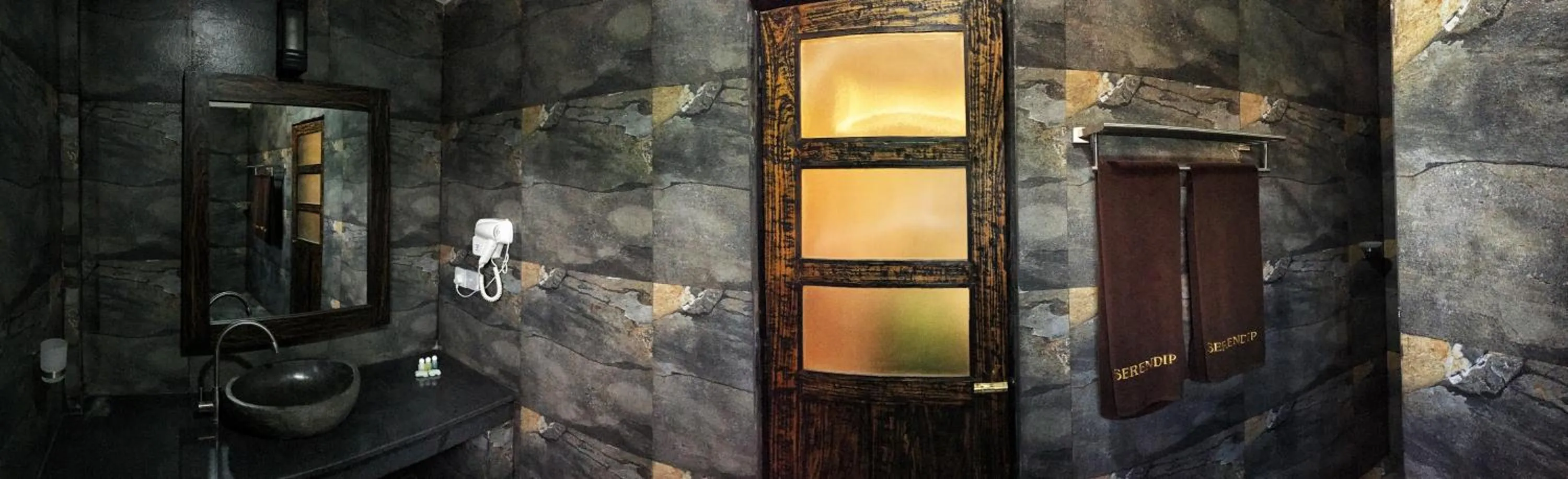 Shower in Serendip Stone Hotel and Bungalow