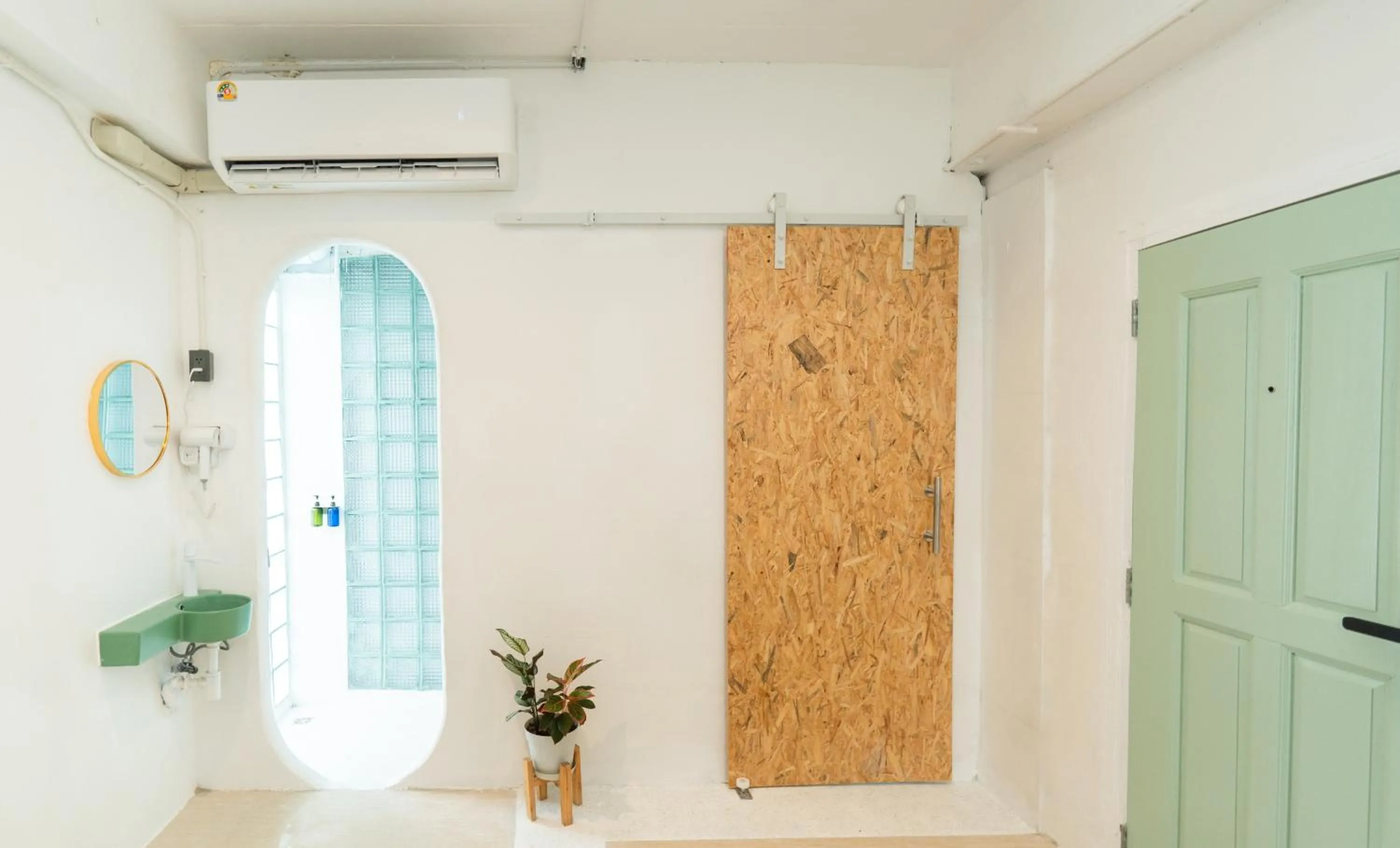 Toilet in Easy Sunday Khaosan Bangkok