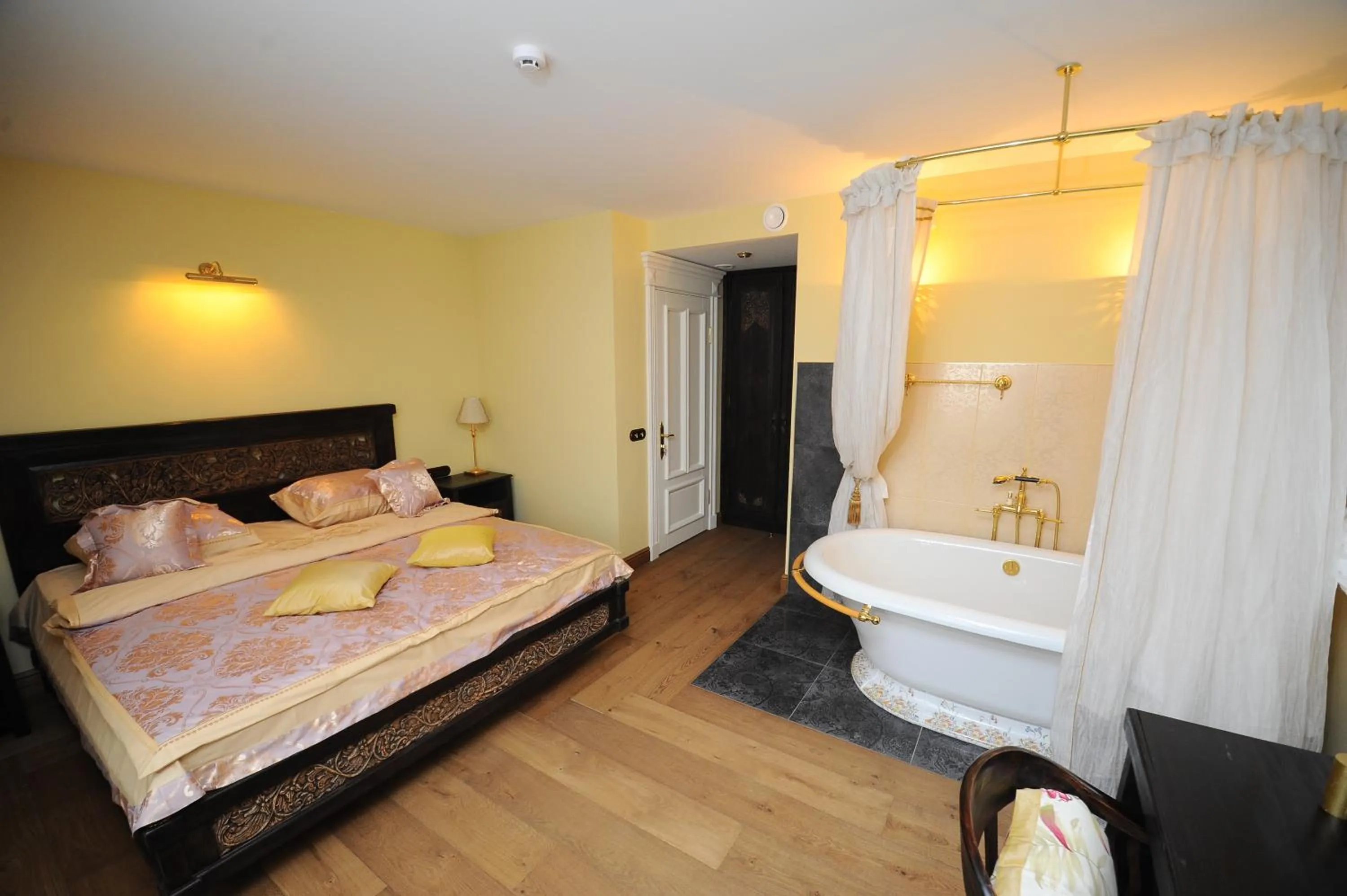 Photo of the whole room, Bed in Argo Trakai