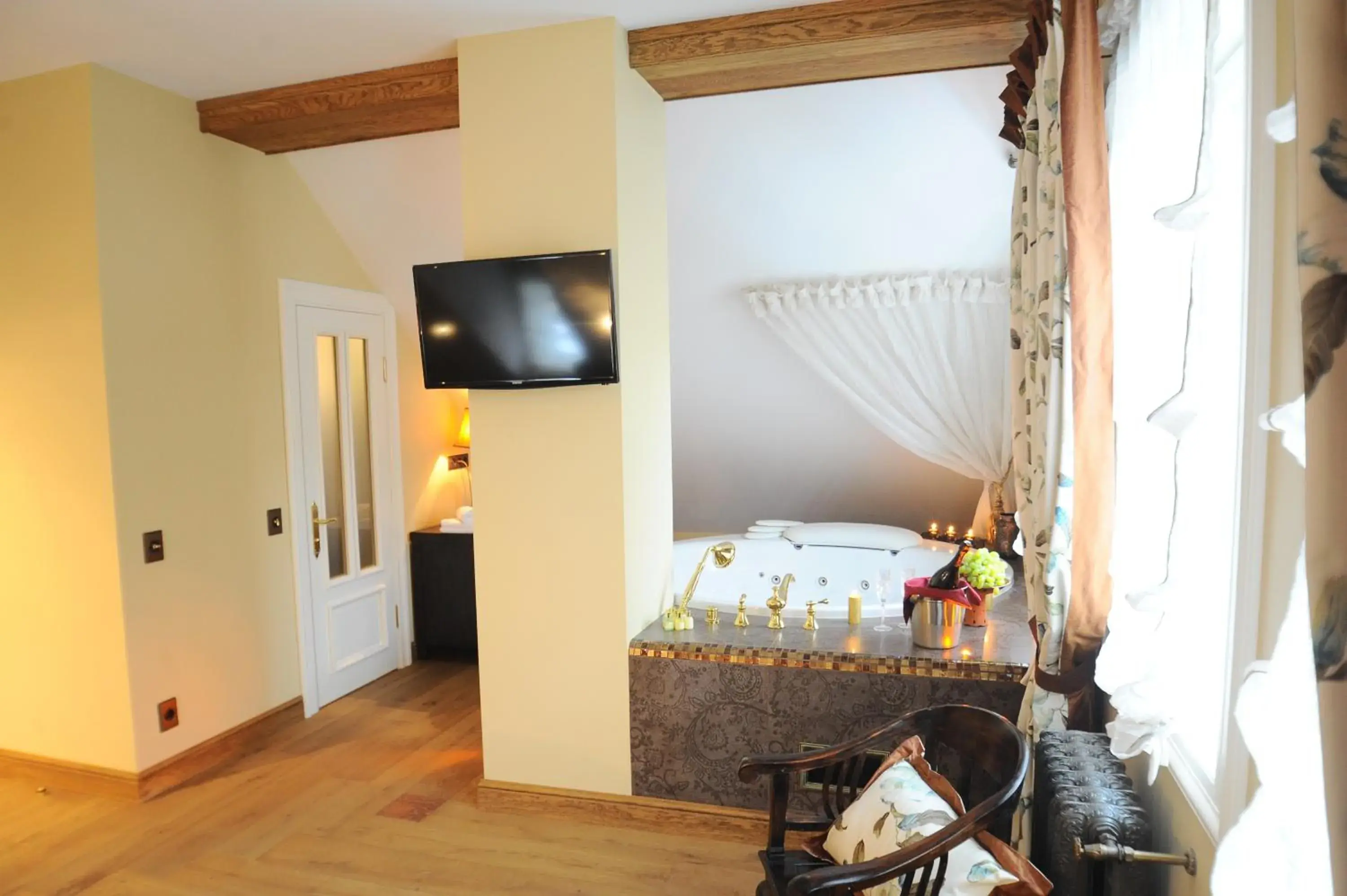 Queen Suite with Spa Bath in Argo Trakai Queen Suite with Spa Bath in Argo Trakai