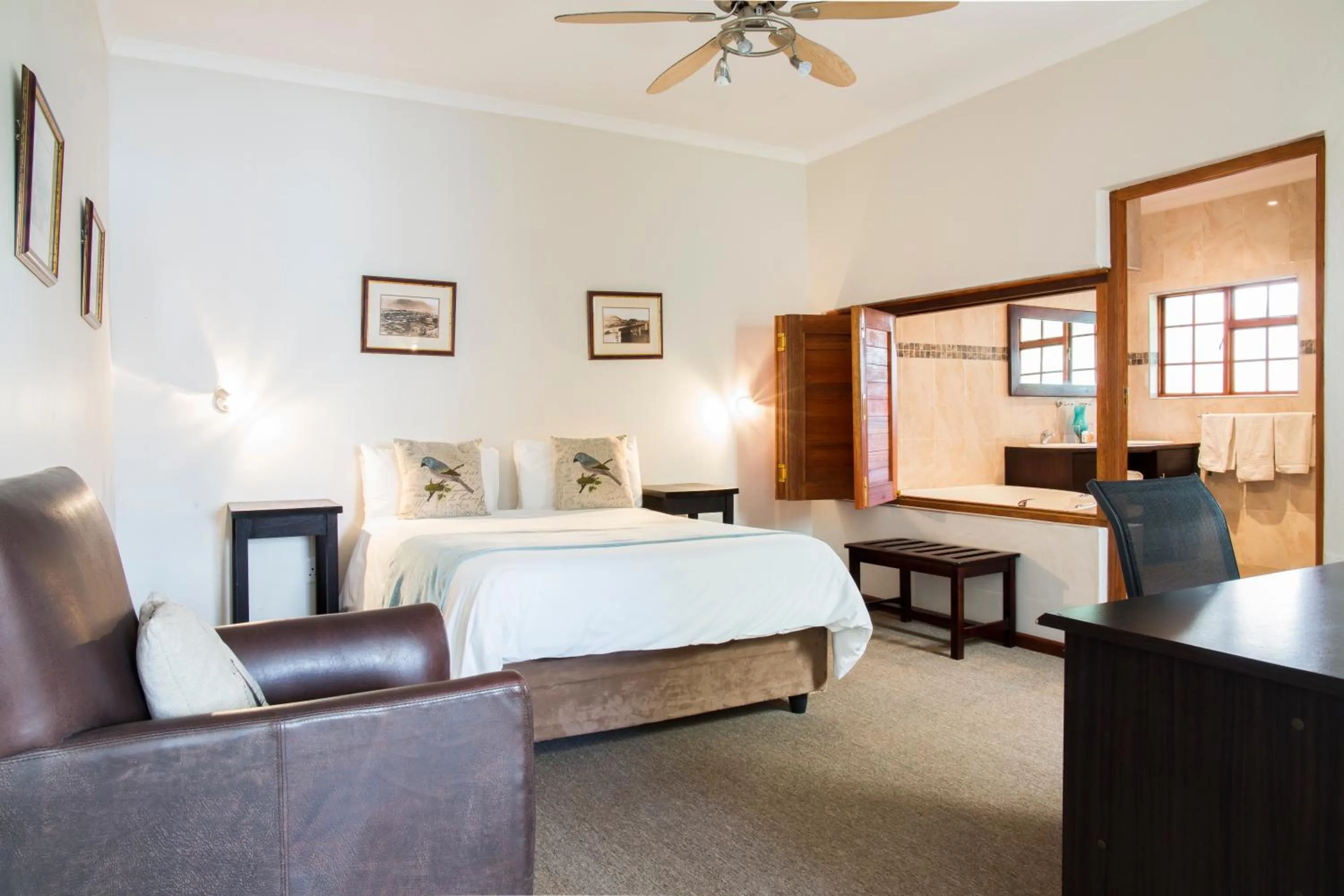 Bed in Queen Manor Boutique Guest House