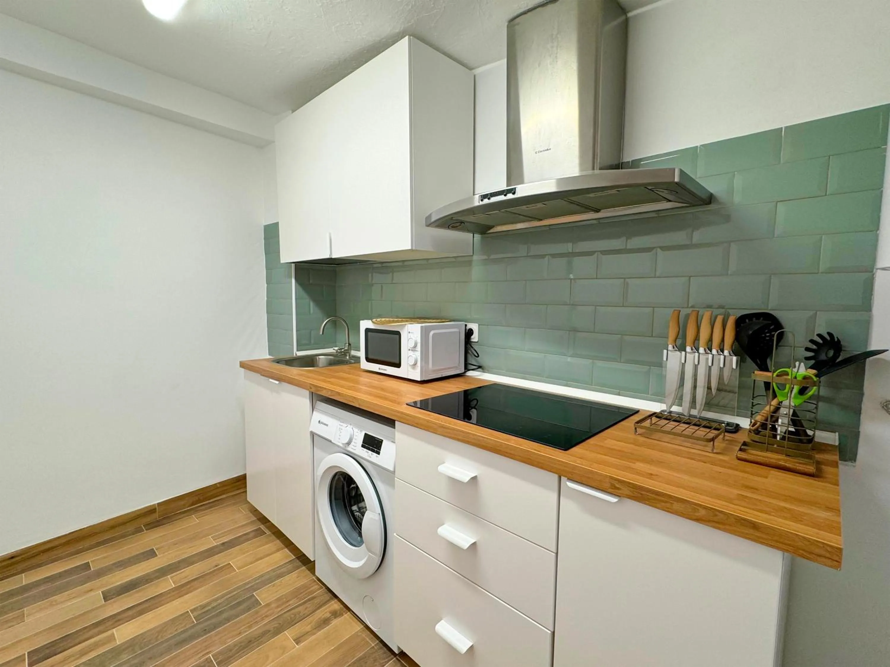 Kitchen or kitchenette in Apartamentos Plaza San Agustín 3000