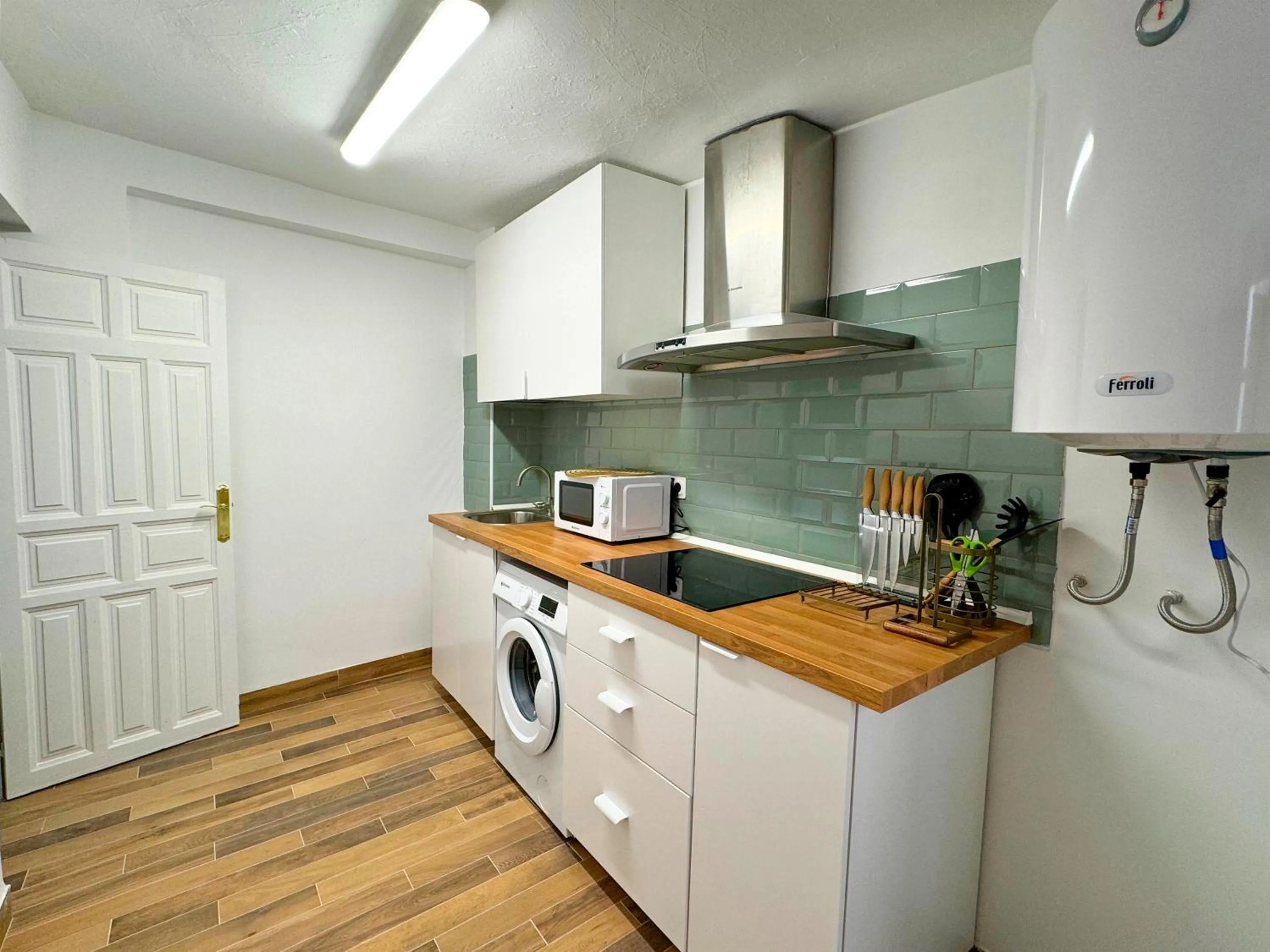 Kitchen or kitchenette in Apartamentos Plaza San Agustín 3000