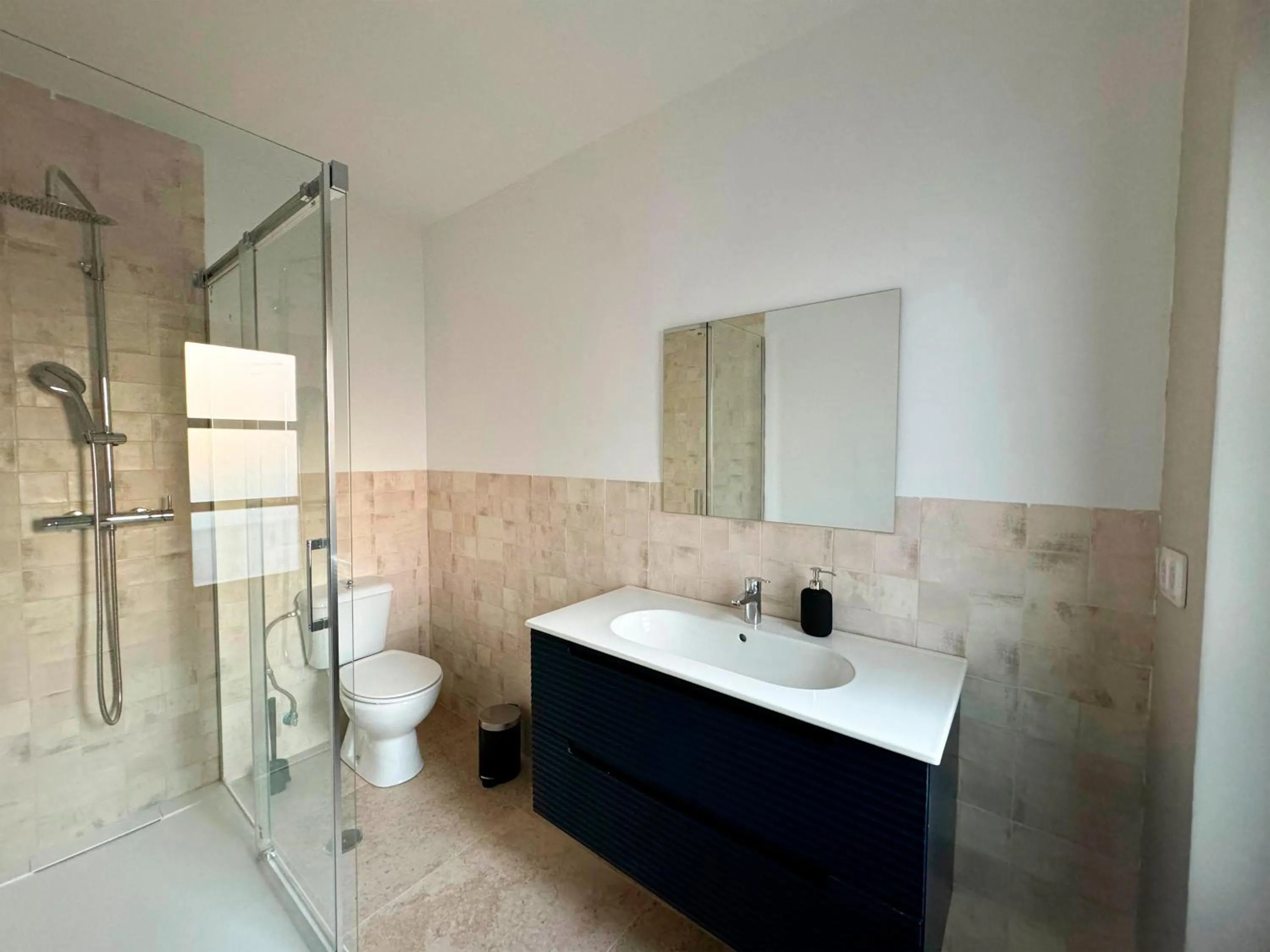 Shower in Apartamentos Plaza San Agustín 3000