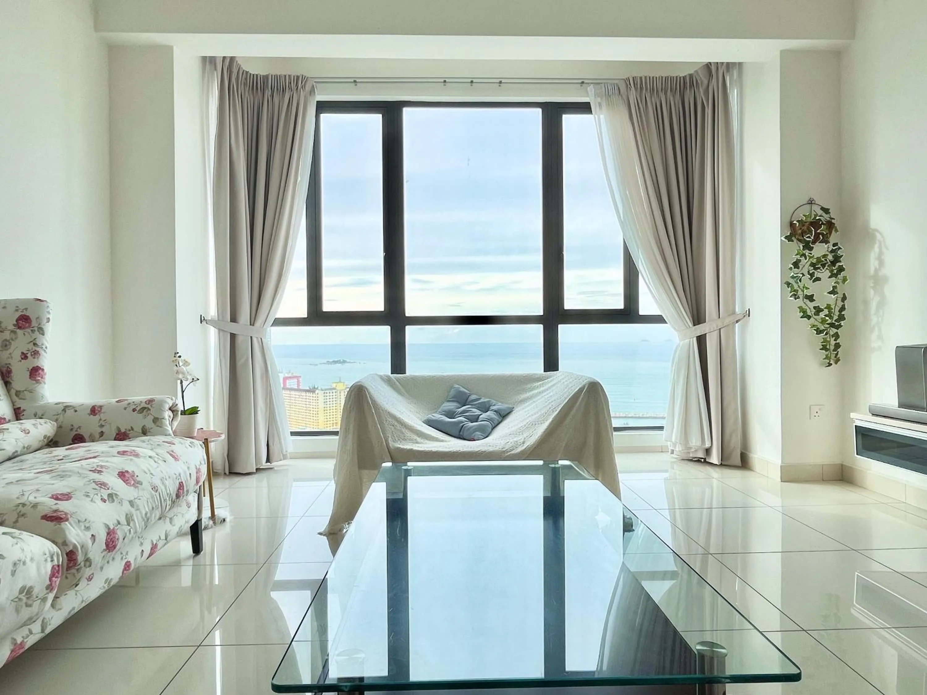 Seating area in Jazz Service Suite