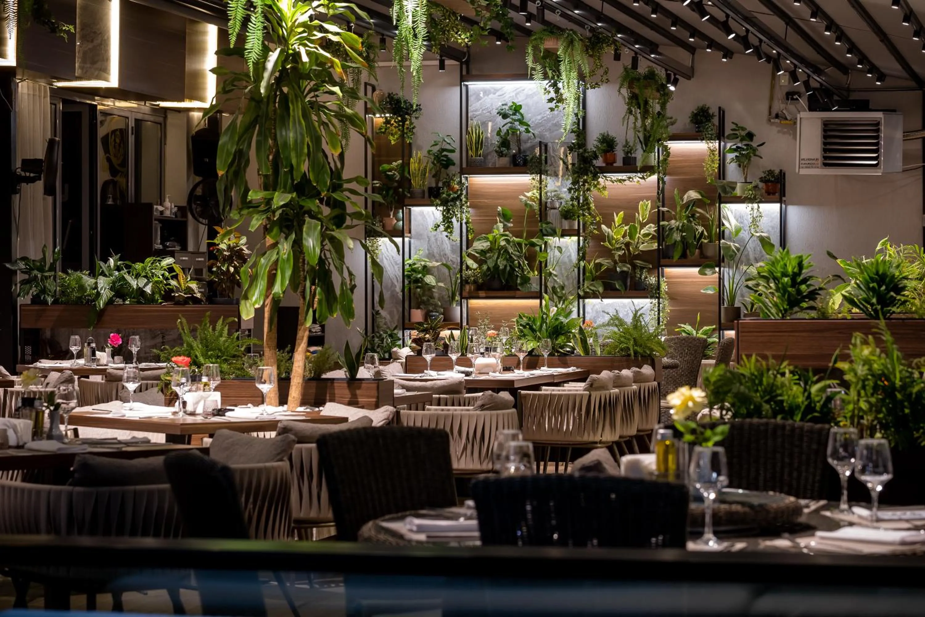 Restaurant/places to eat in Sky Blue Hotel & Spa