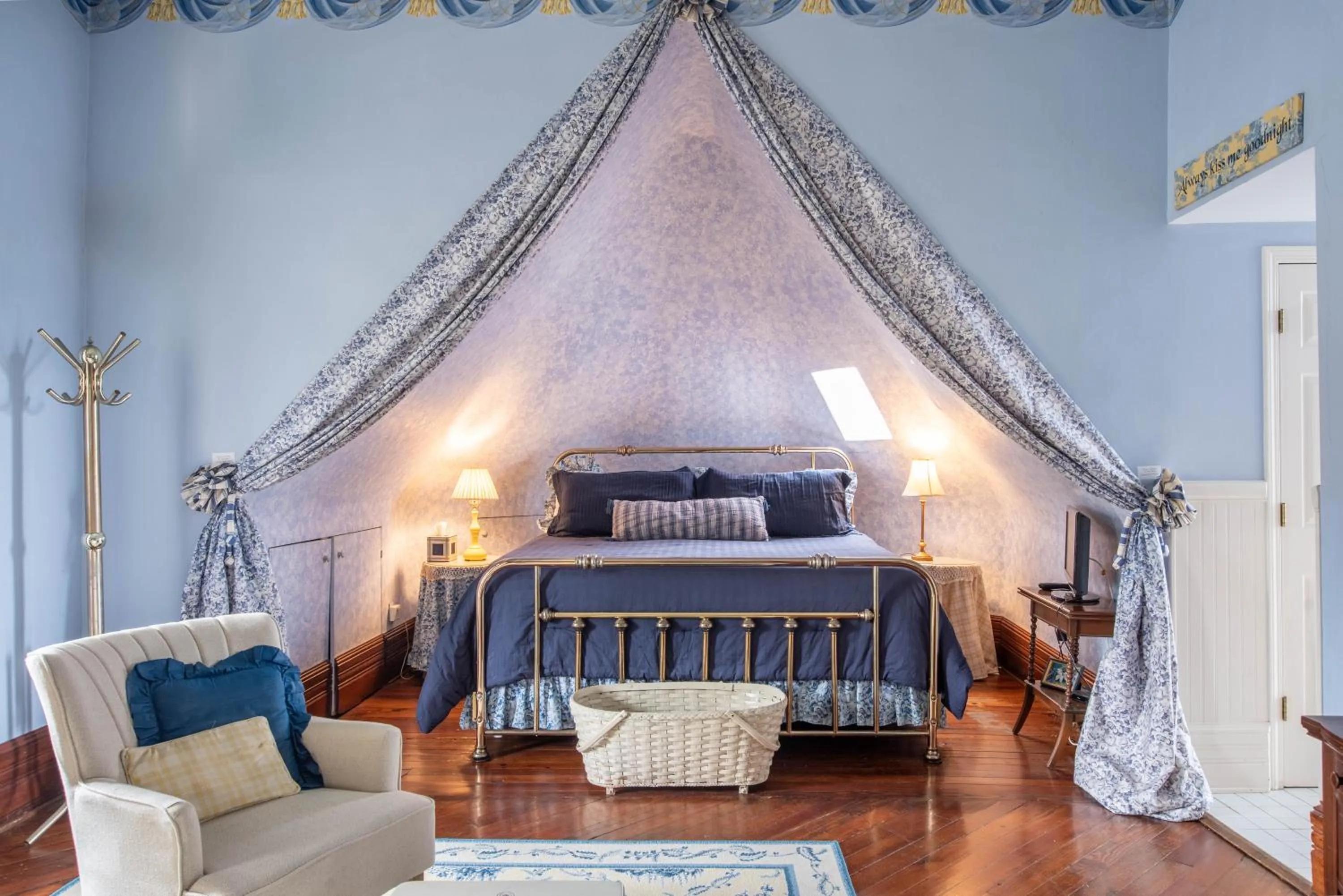 Bed in Sugar Magnolia Bed and Breakfast