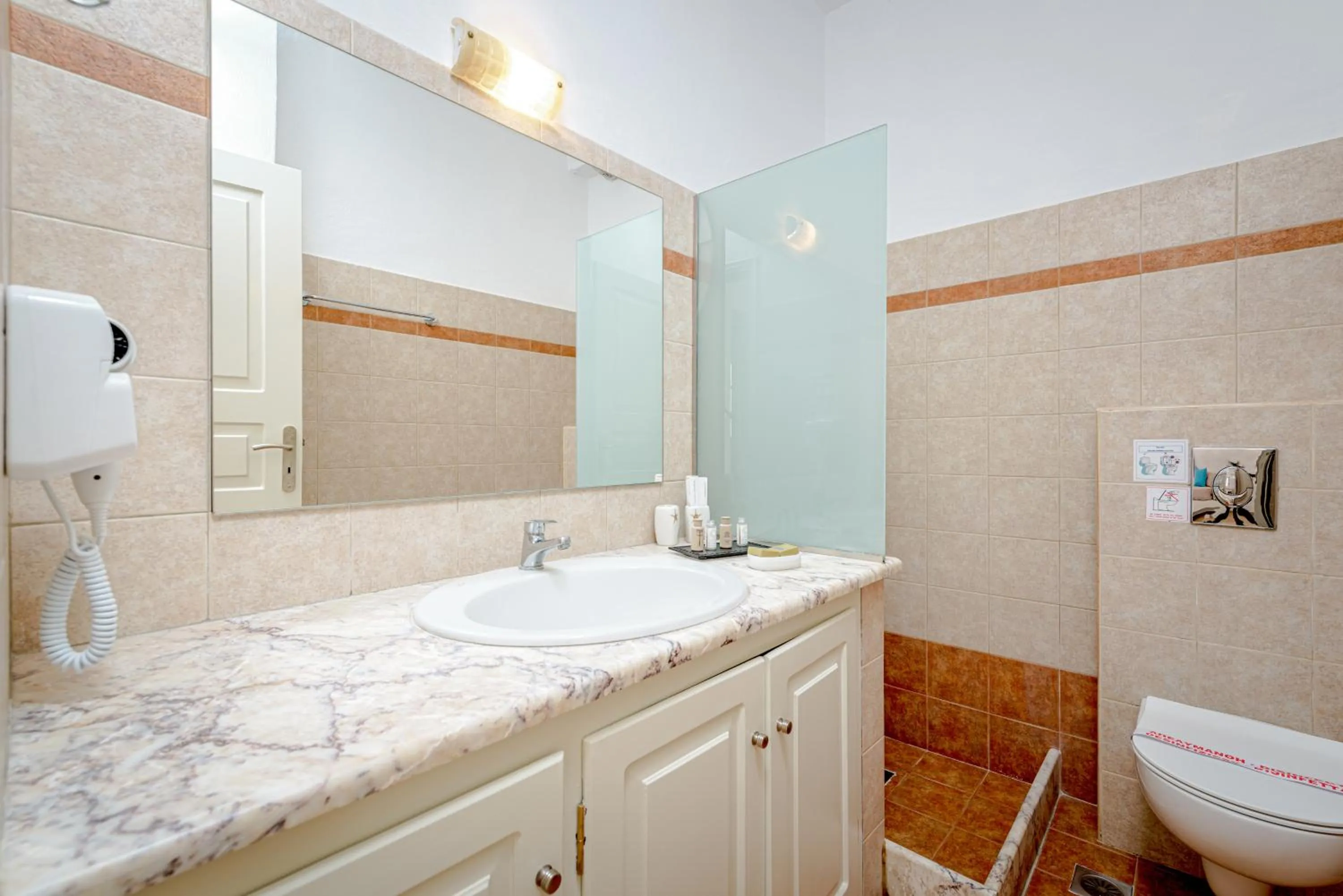 Bathroom in En Plo Boutique Suites