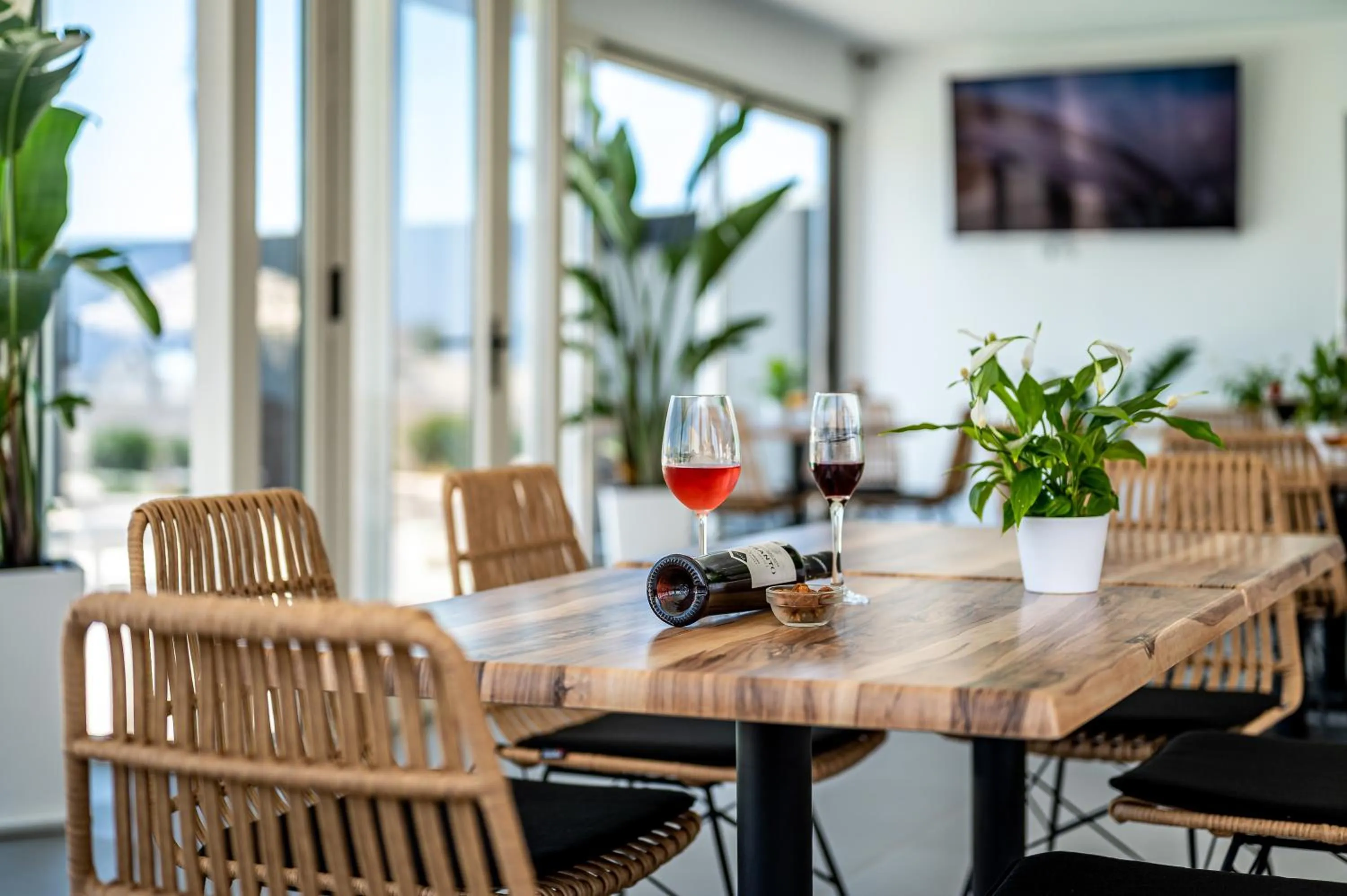 Restaurant/places to eat in En Plo Boutique Suites