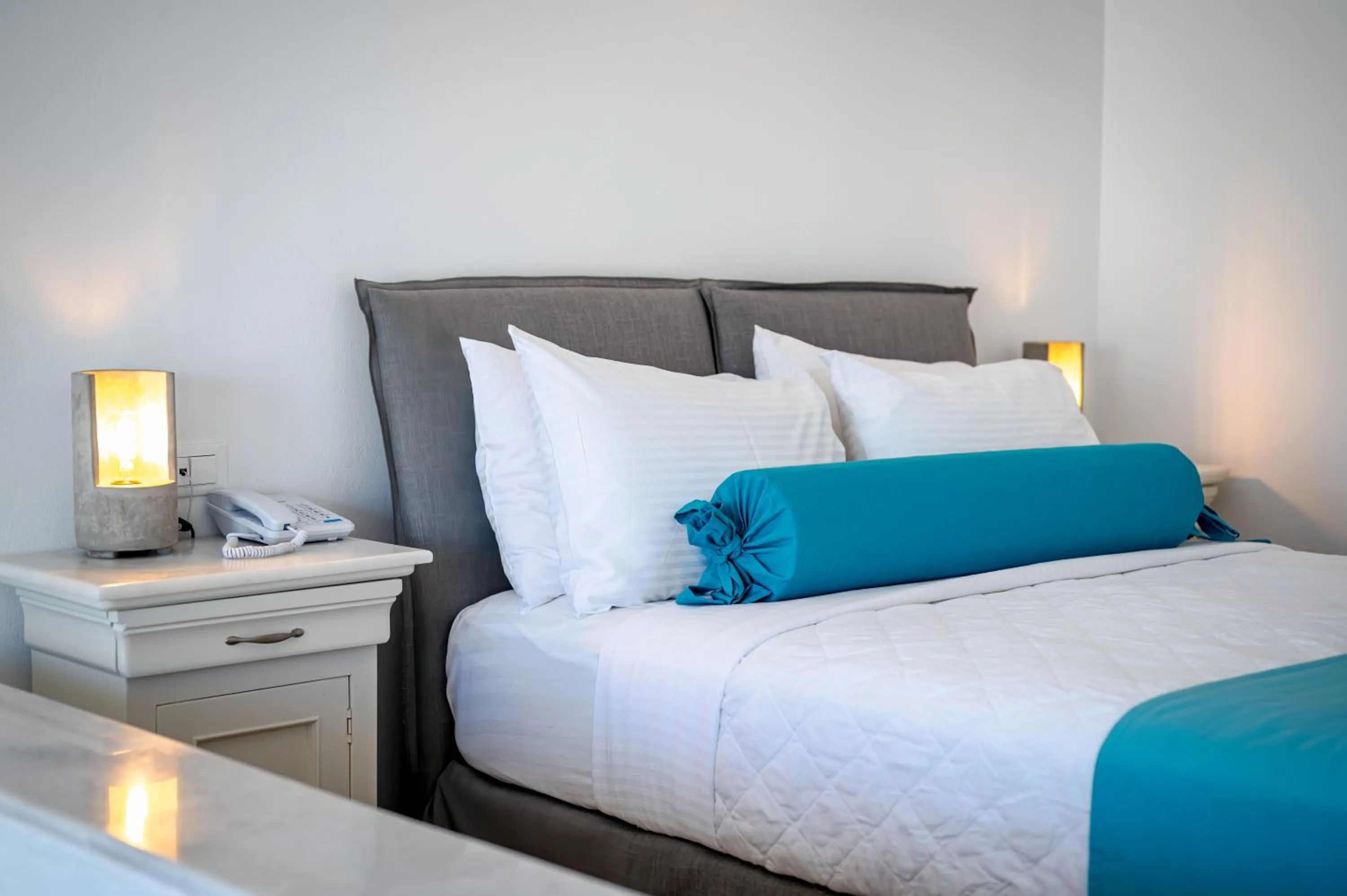 Bed in En Plo Boutique Suites