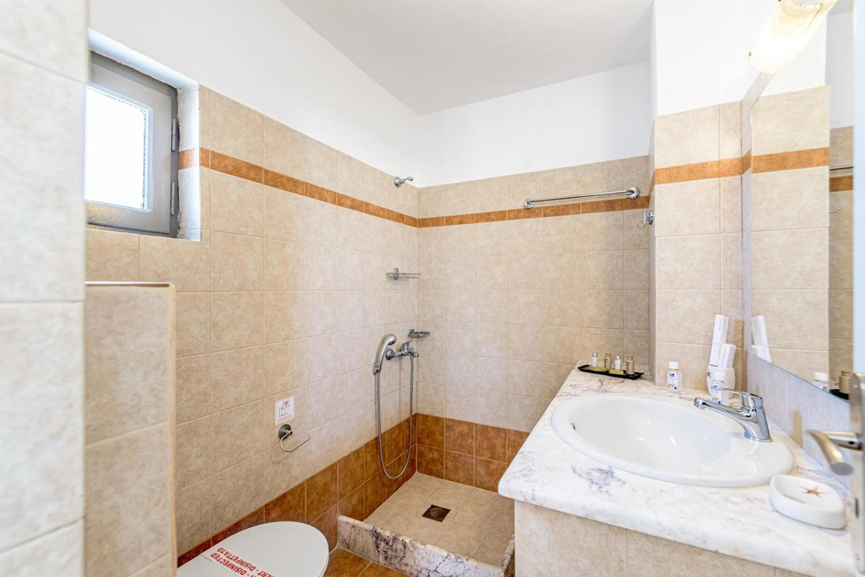 Toilet in En Plo Boutique Suites