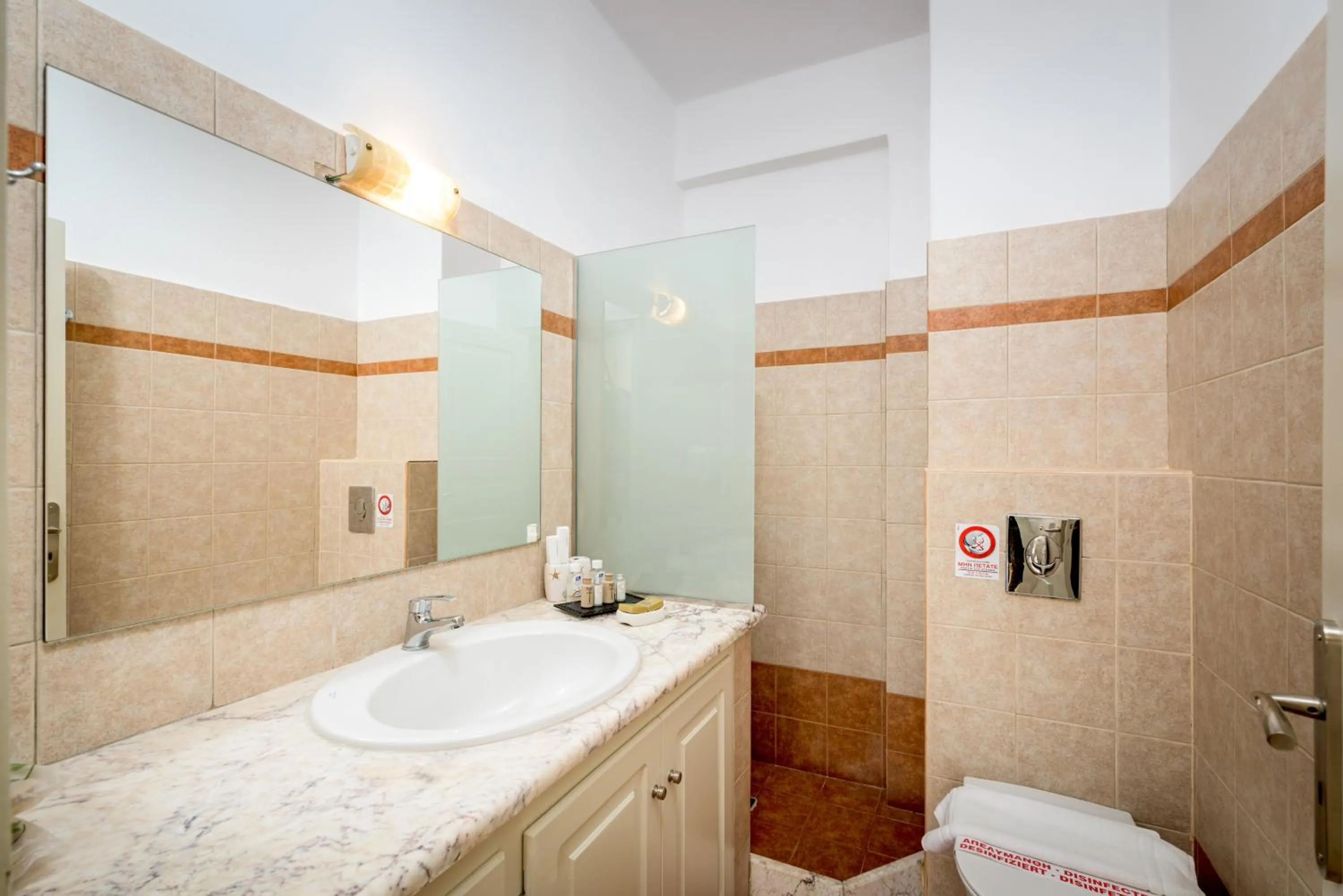 Toilet in En Plo Boutique Suites