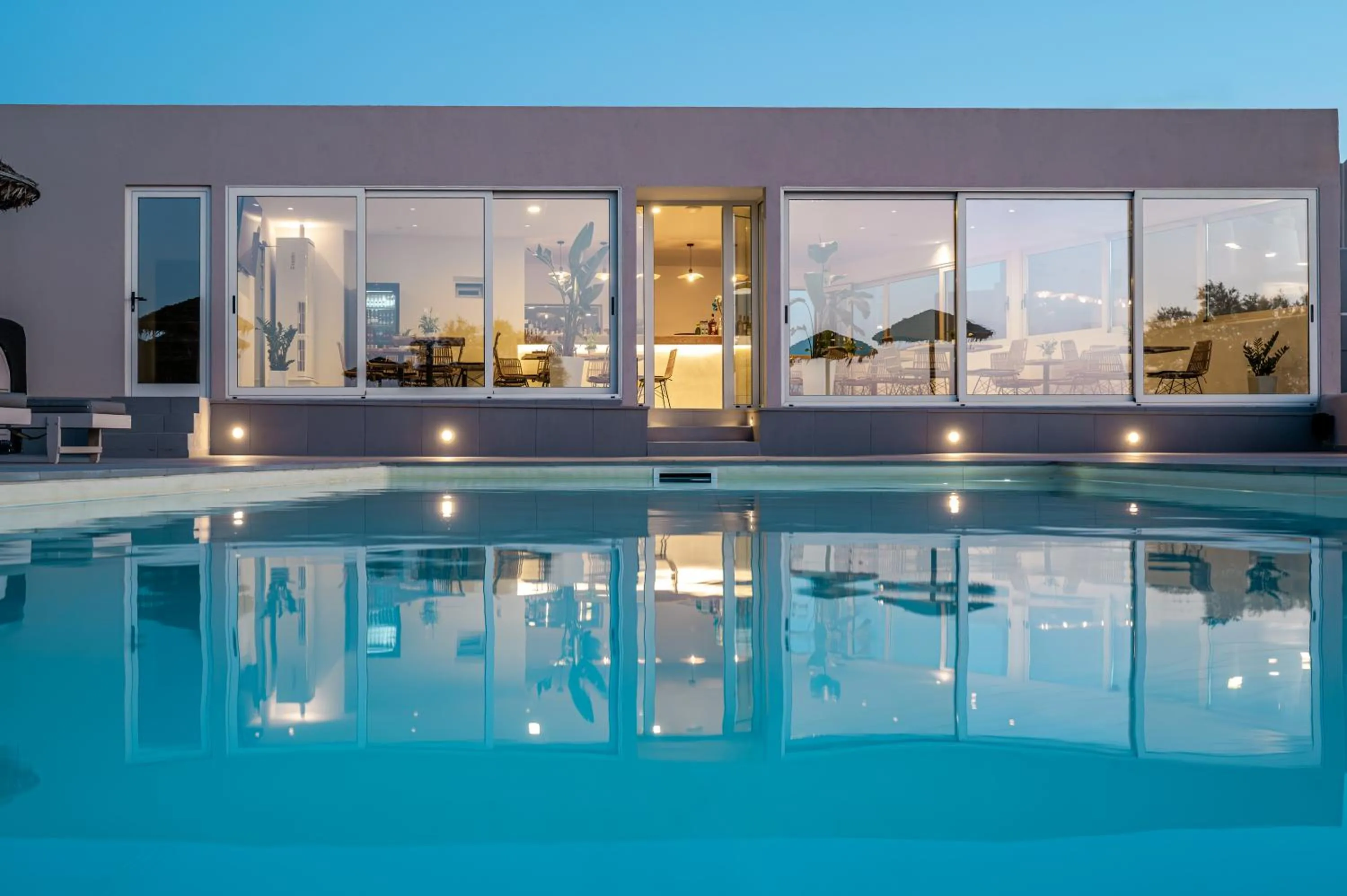 Restaurant/places to eat in En Plo Boutique Suites