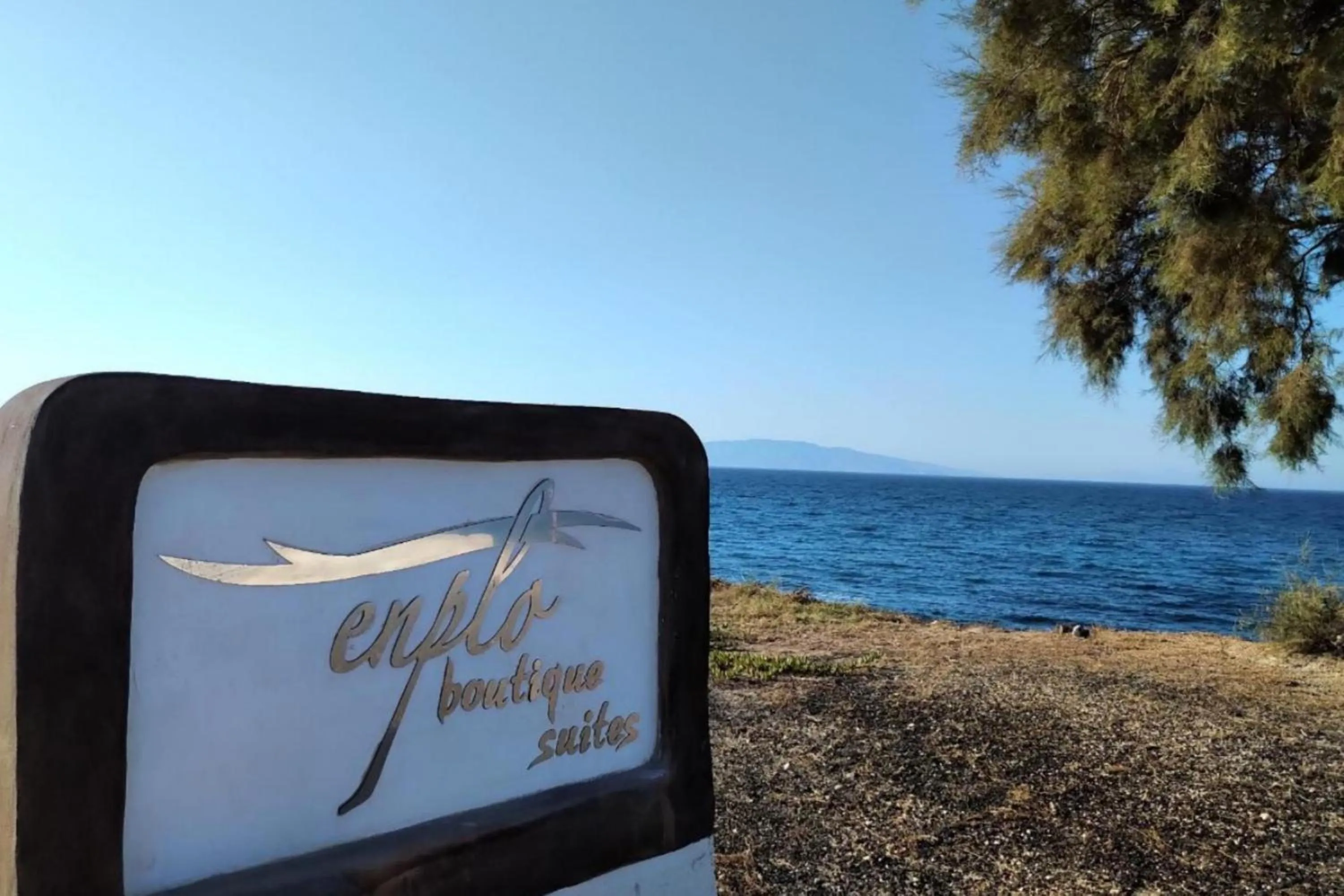 Property logo or sign in En Plo Boutique Suites