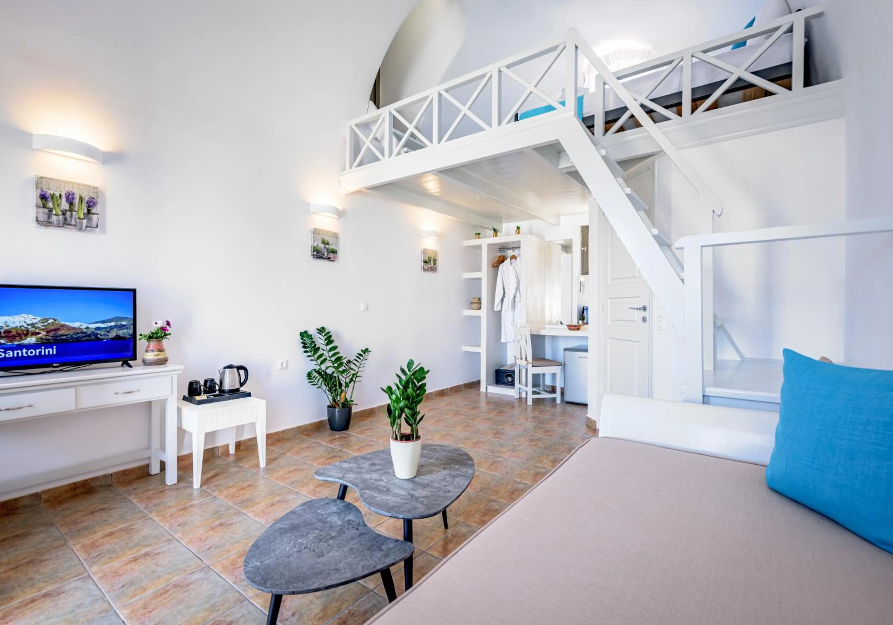 TV and multimedia in En Plo Boutique Suites