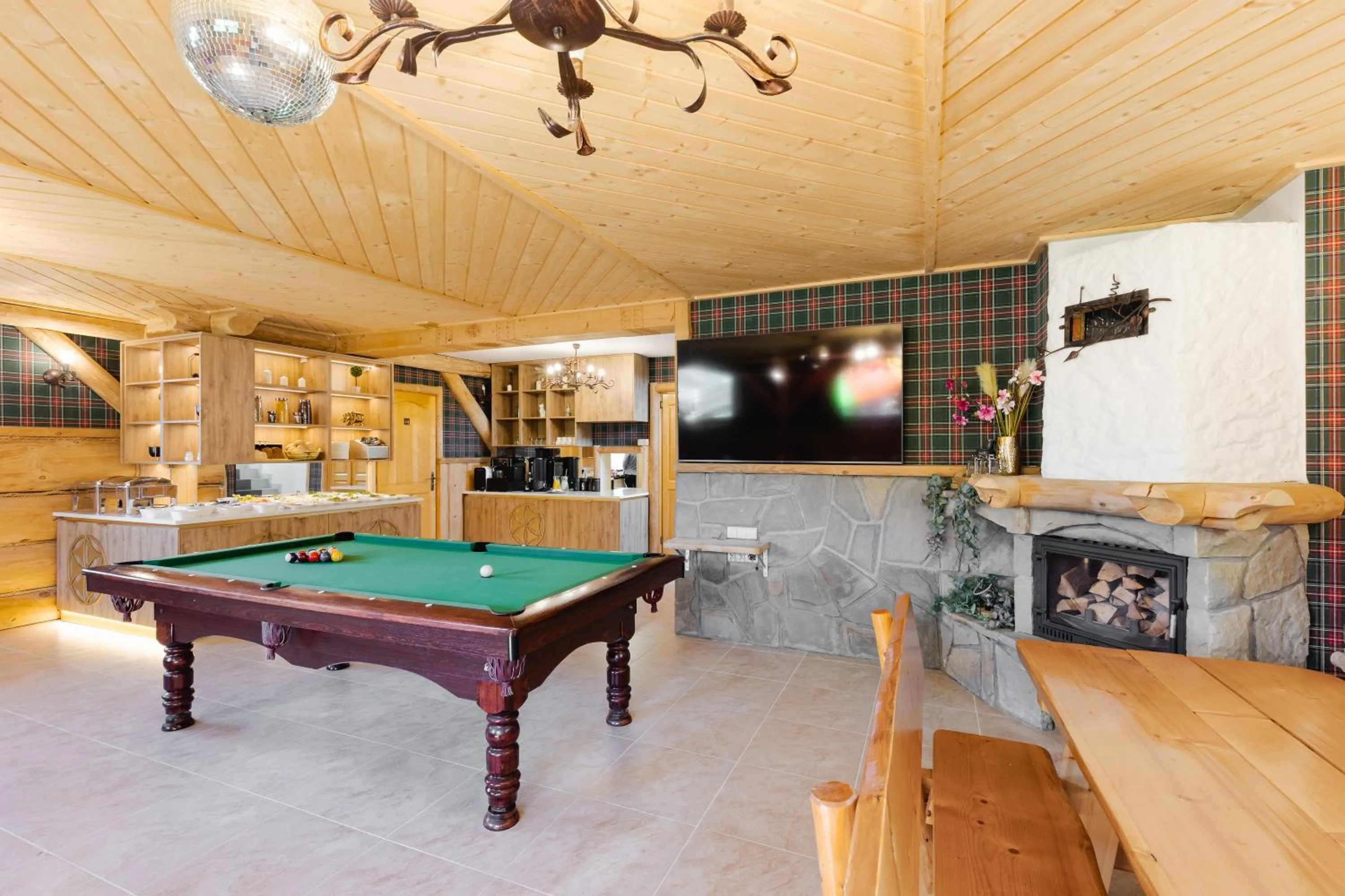 Communal lounge/ TV room in Dworek pod Giewontem - Jacuzzi & Sauna