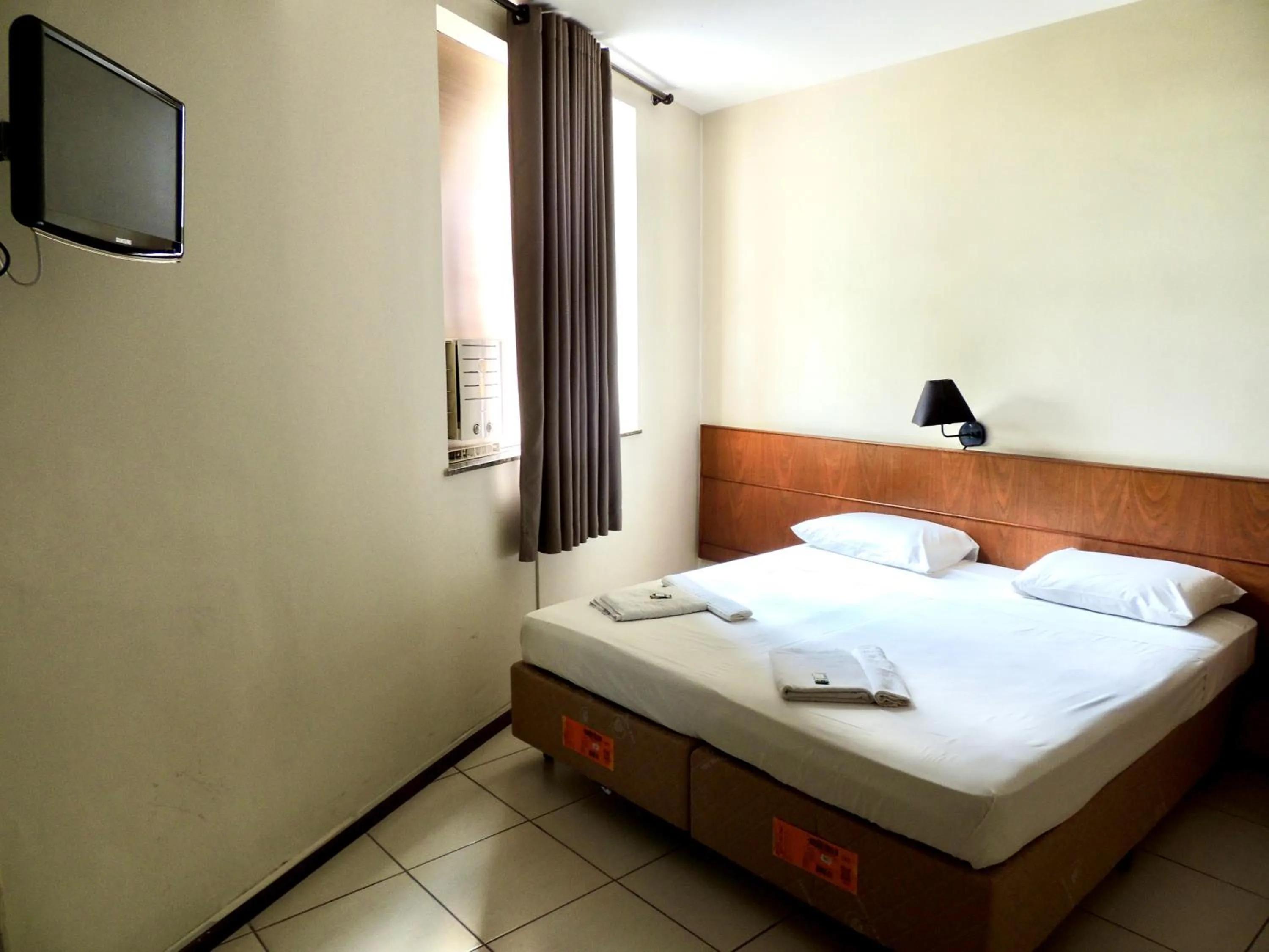 TV and multimedia, Bed in Pouso Alegre Hotel