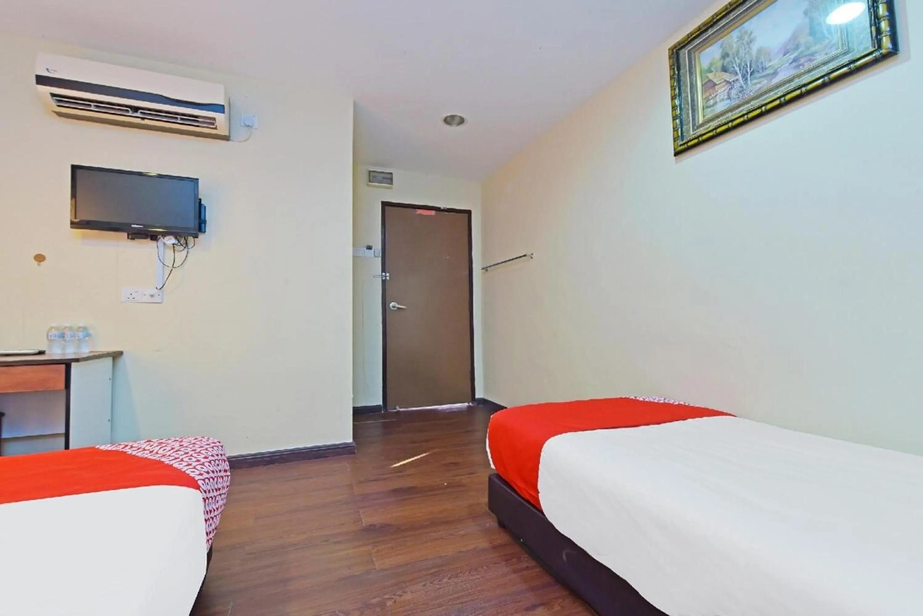 Photo of the whole room, Bed in 98 Hotel