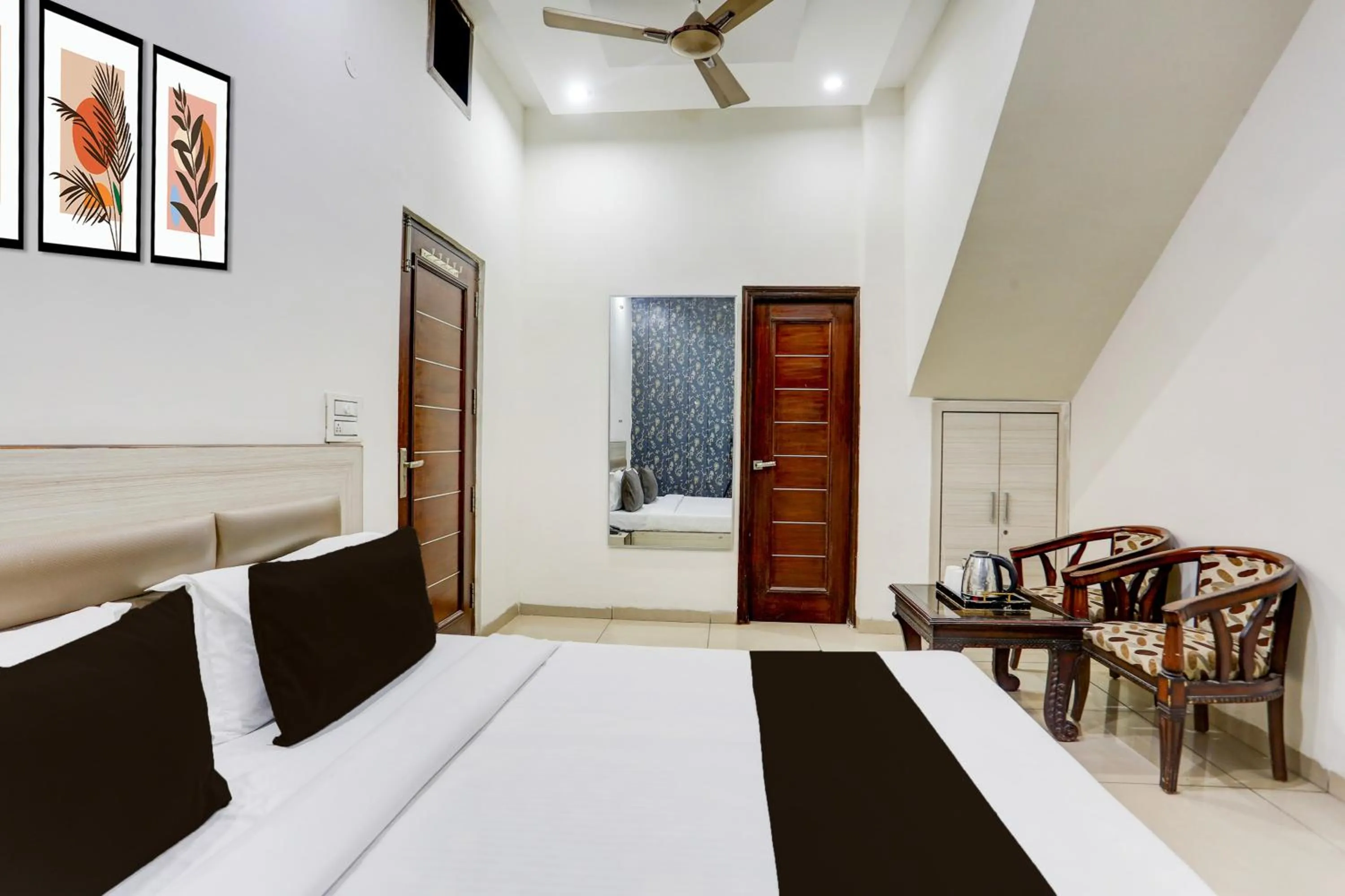 Bedroom, Bed in Super Hotel O Lohgarh Road Zirakpur Formerly JB Plaza