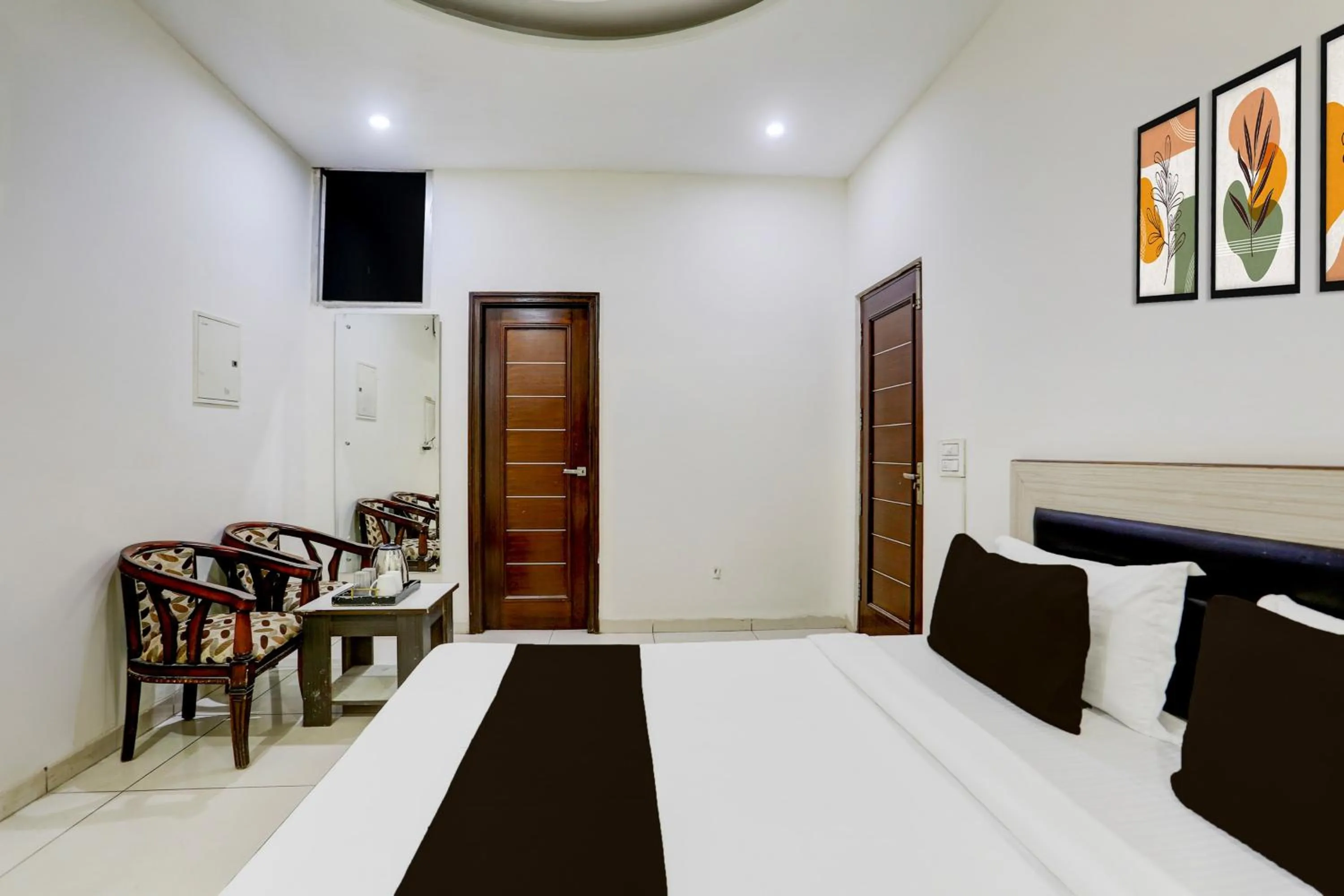 Bedroom in Super Hotel O Lohgarh Road Zirakpur Formerly JB Plaza