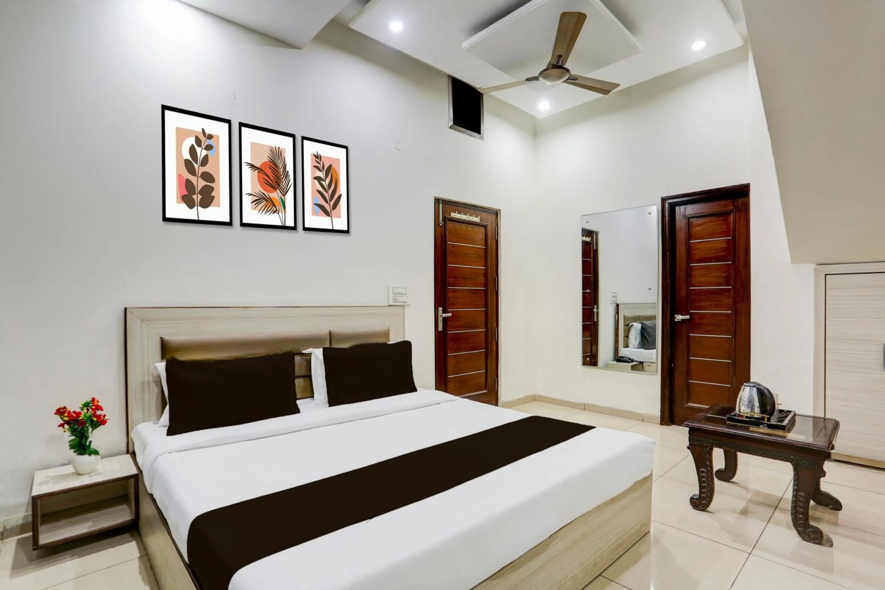 Bedroom, Bed in Super Hotel O Lohgarh Road Zirakpur Formerly JB Plaza