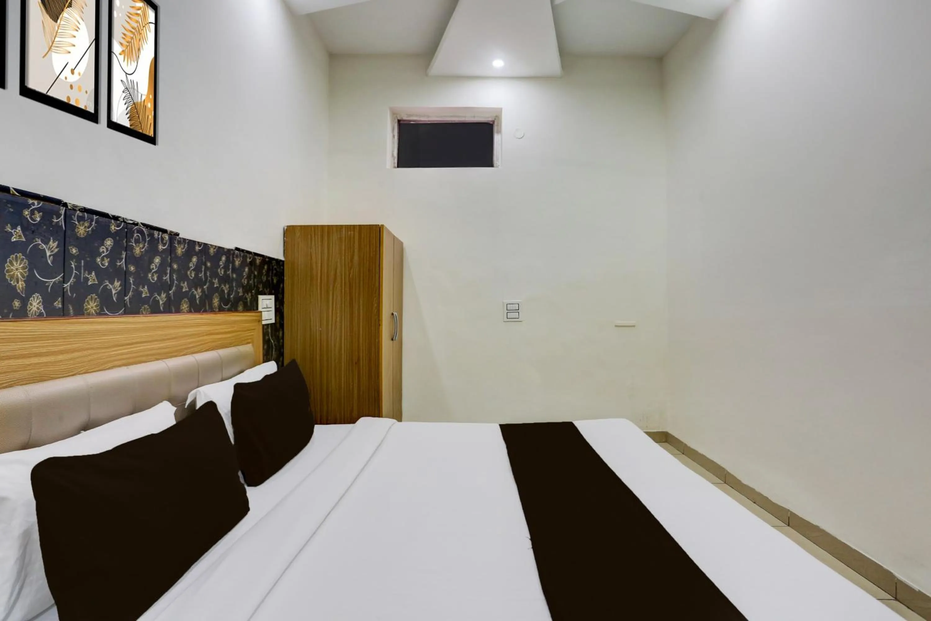 Bedroom, Bed in Super Hotel O Lohgarh Road Zirakpur Formerly JB Plaza