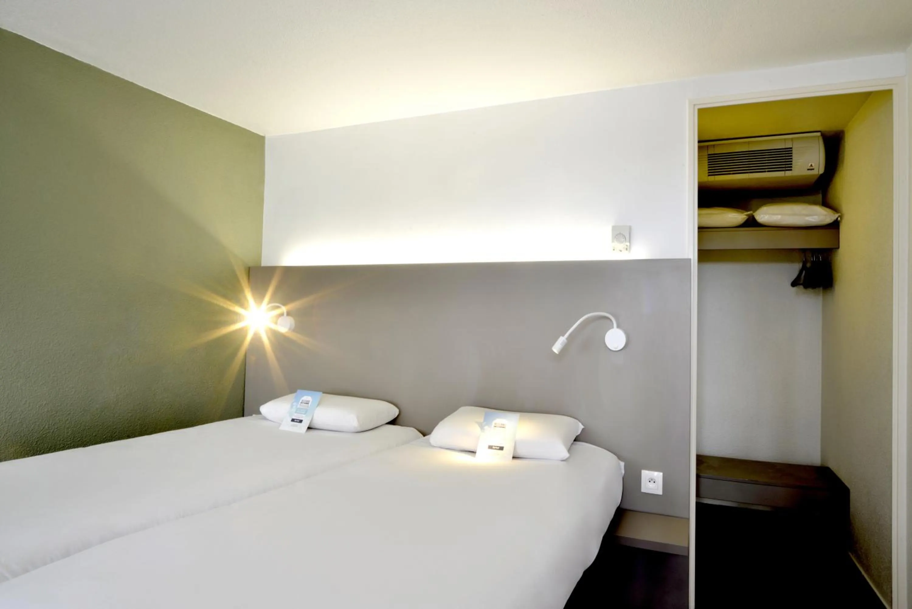 Photo of the whole room, Bed in Kyriad Annecy Nord - Epagny