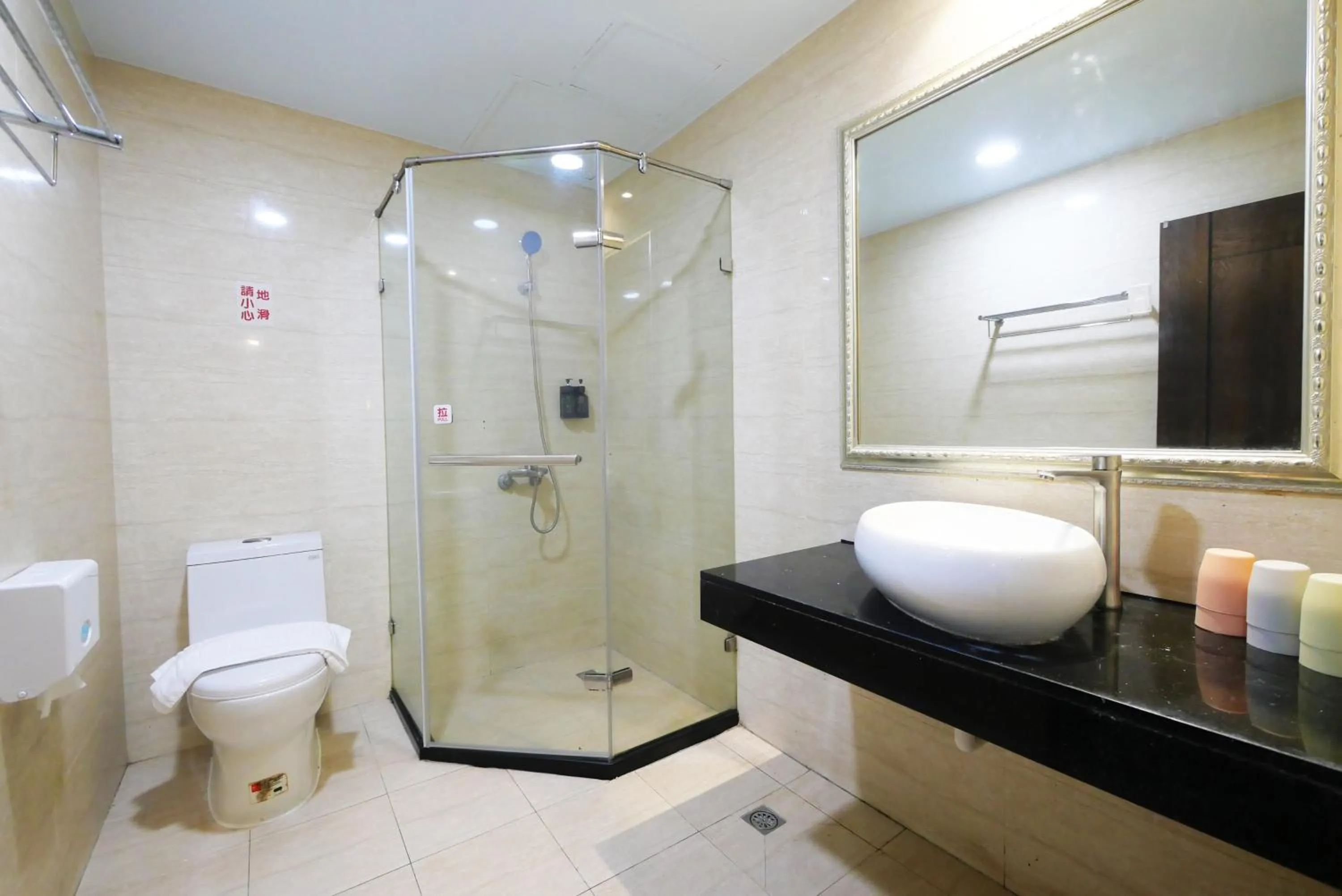 Shower in I Hi Loveriver Hotel