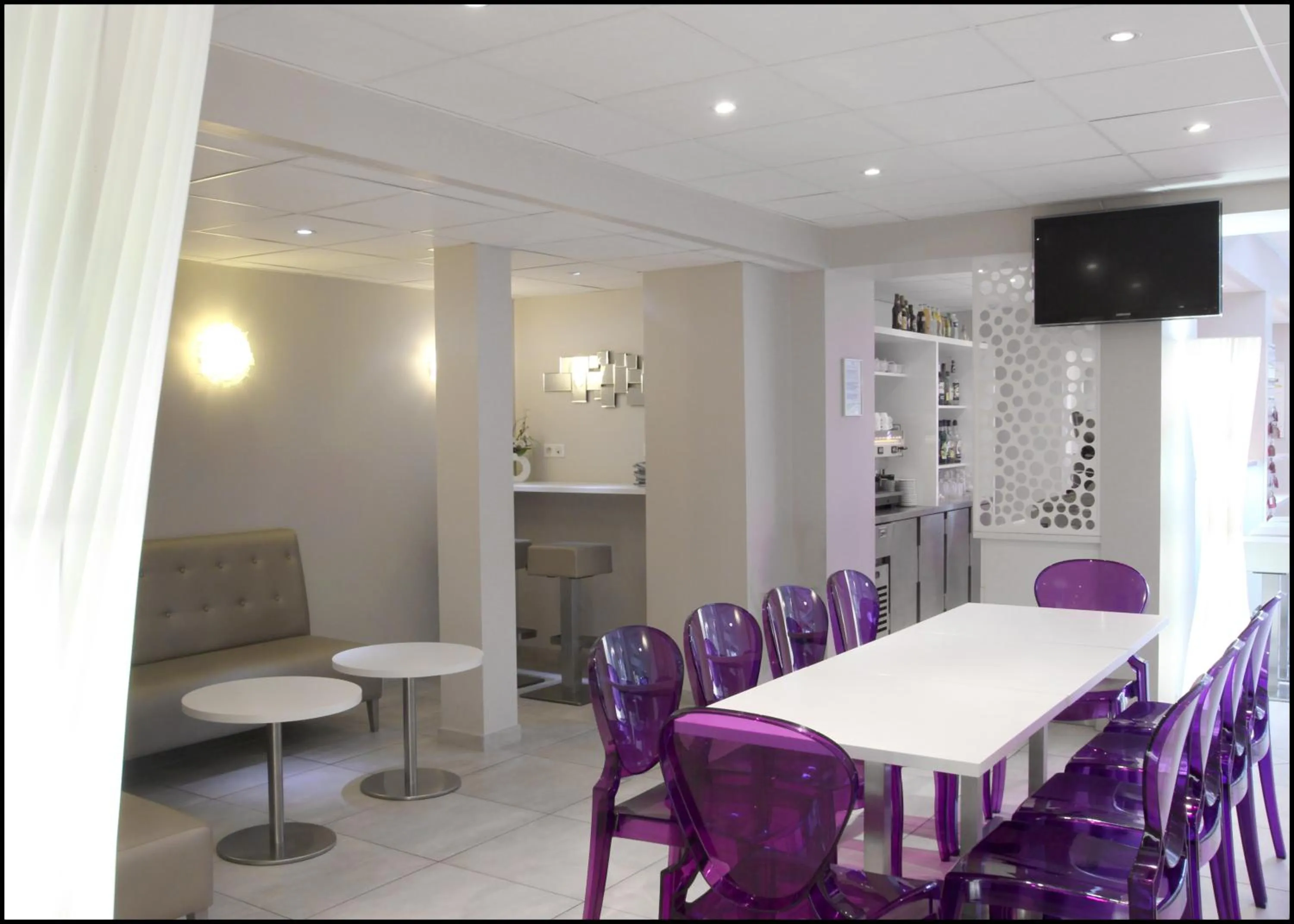 Communal lounge/ TV room in Hôtel Peyramale