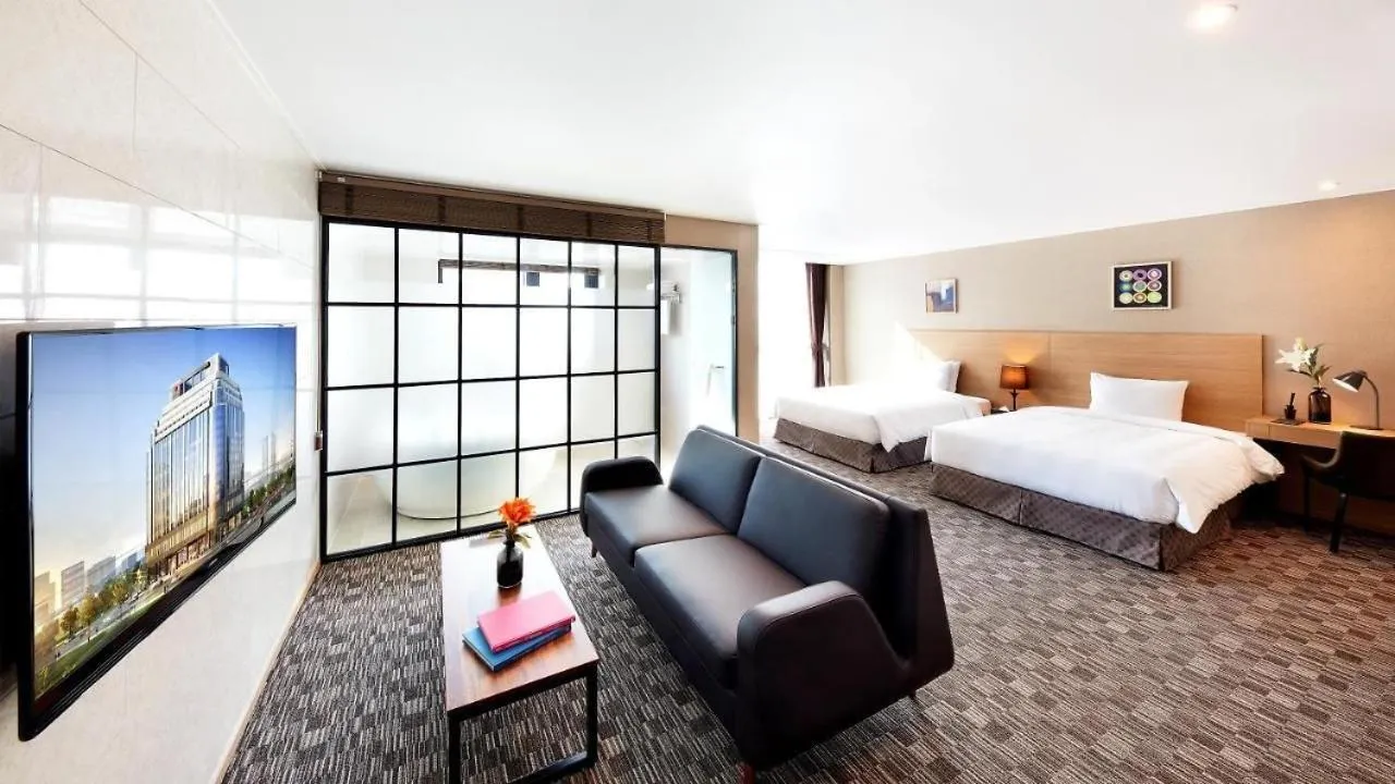 Bed in Golden Harbor Hotel Pyeongtaek