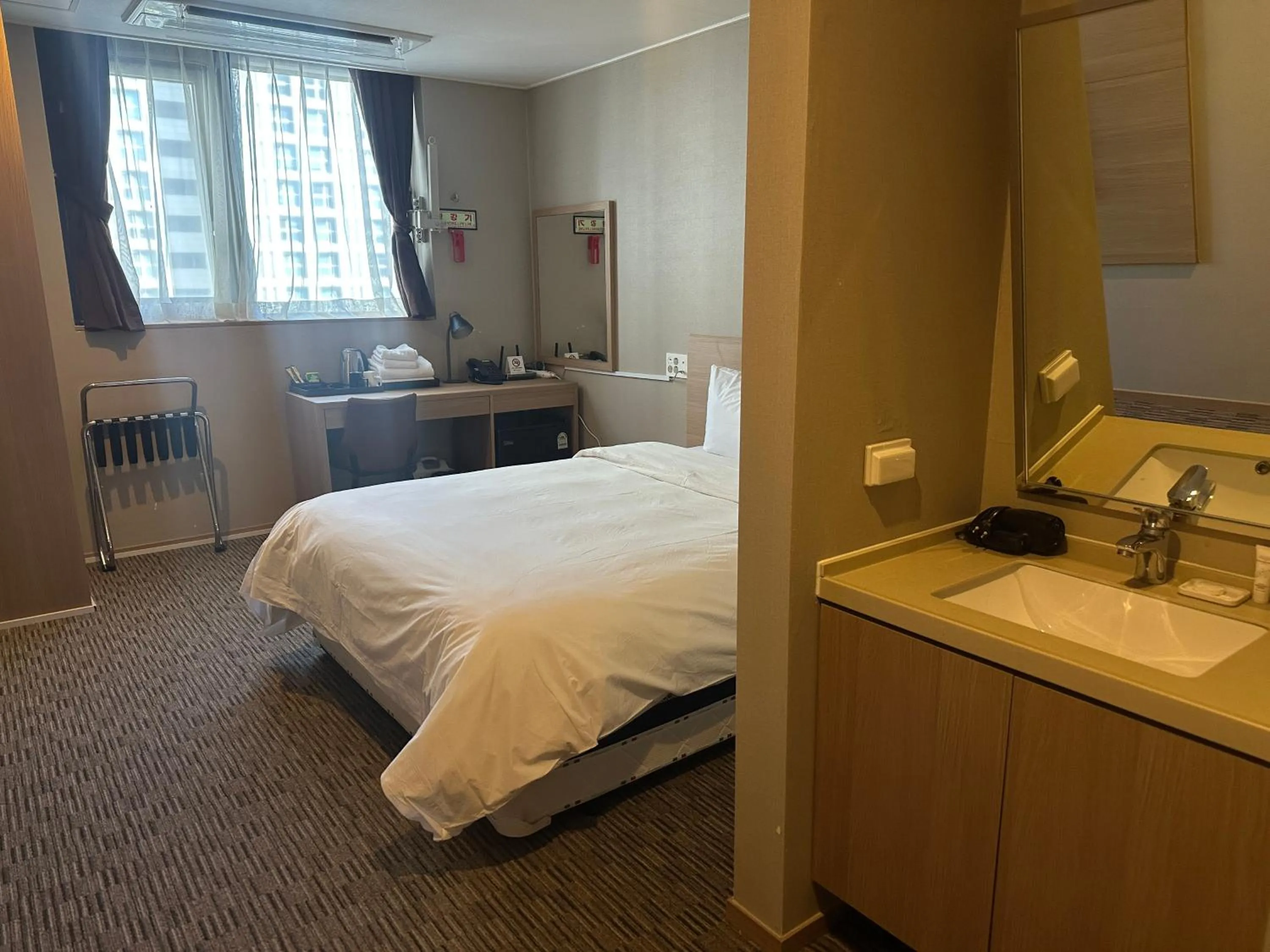 Bed in Golden Harbor Hotel Pyeongtaek