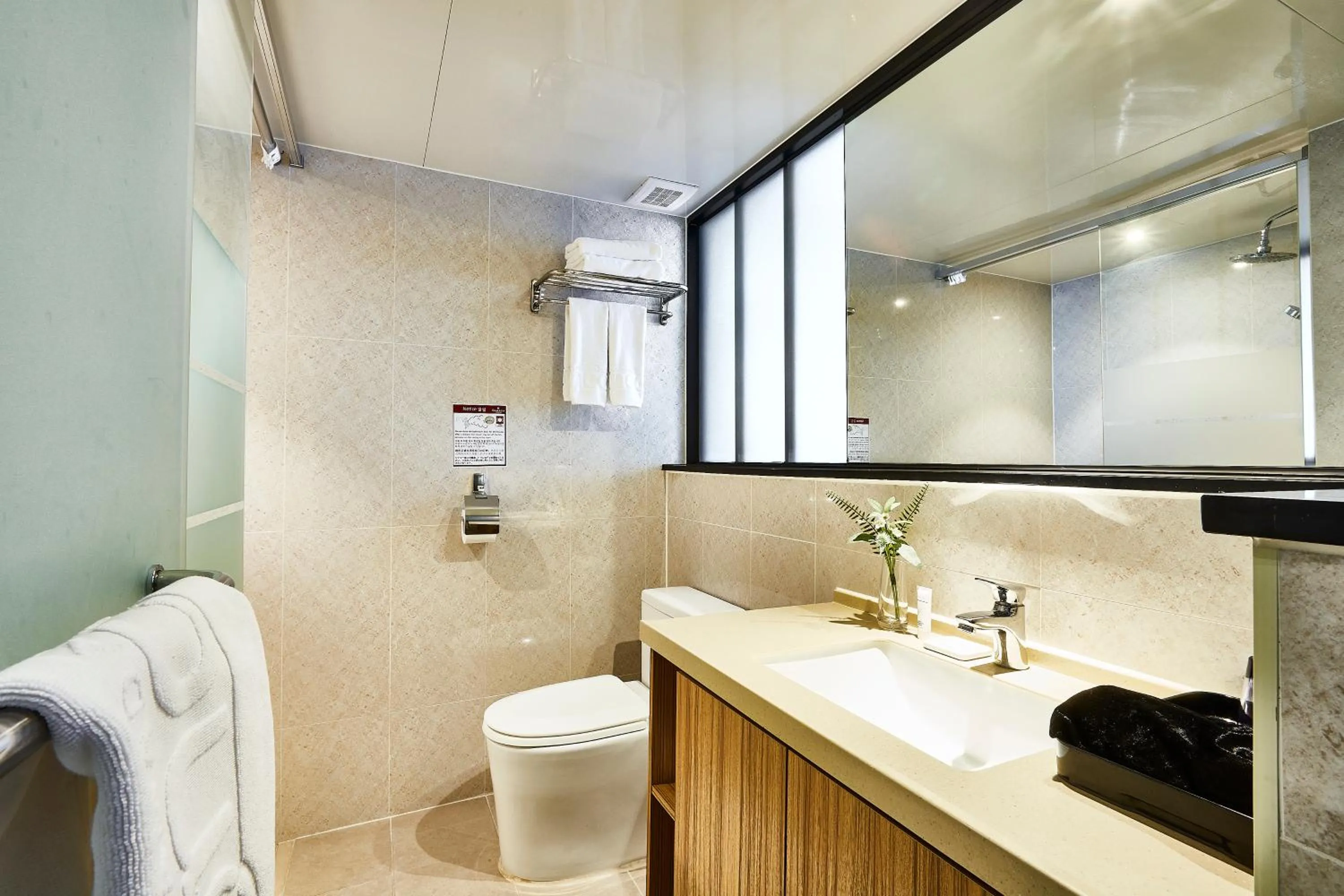Shower in Golden Harbor Hotel Pyeongtaek