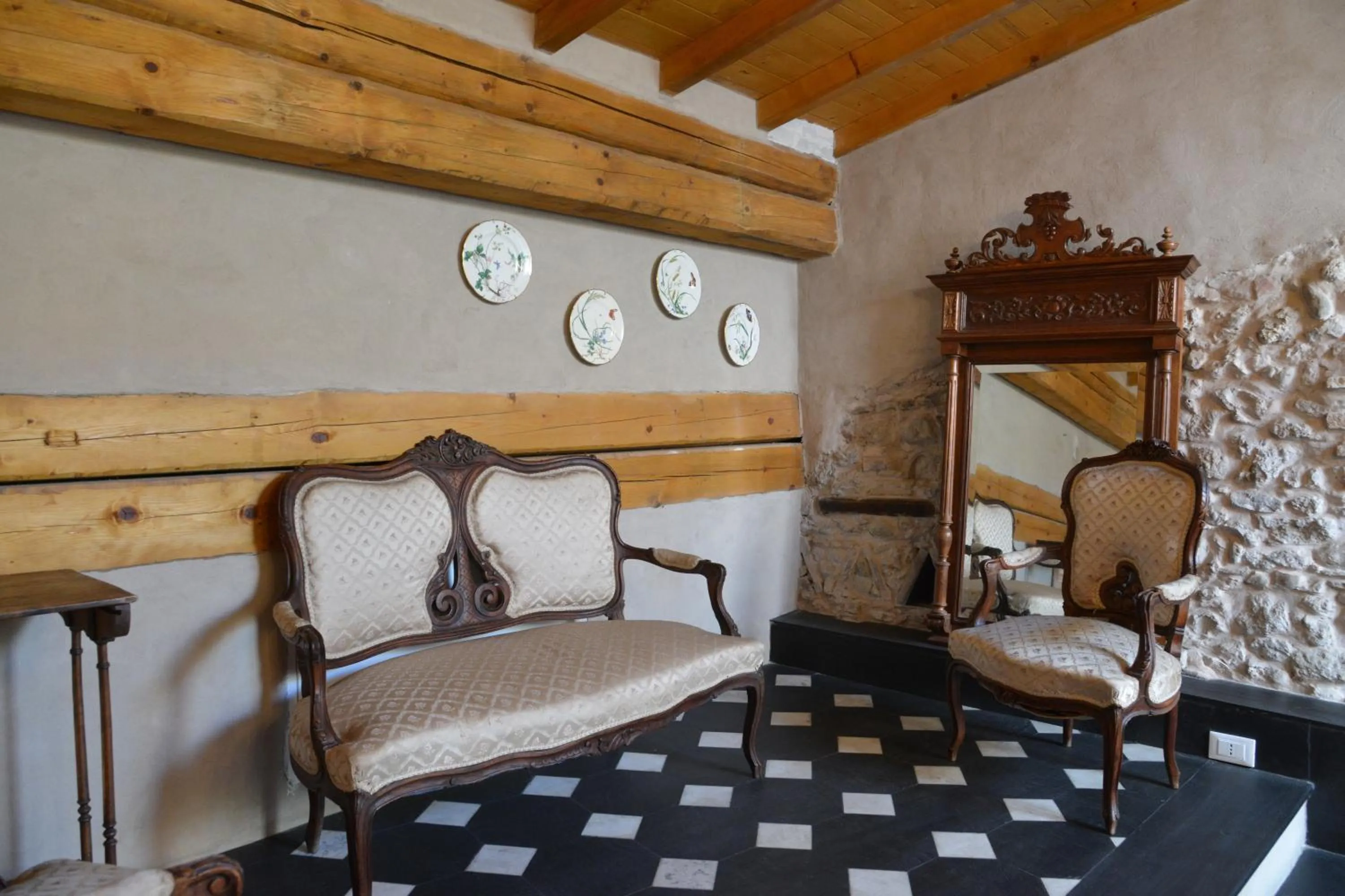 Decorative detail, Bed in La Terrazza di Vico Olivi B&B