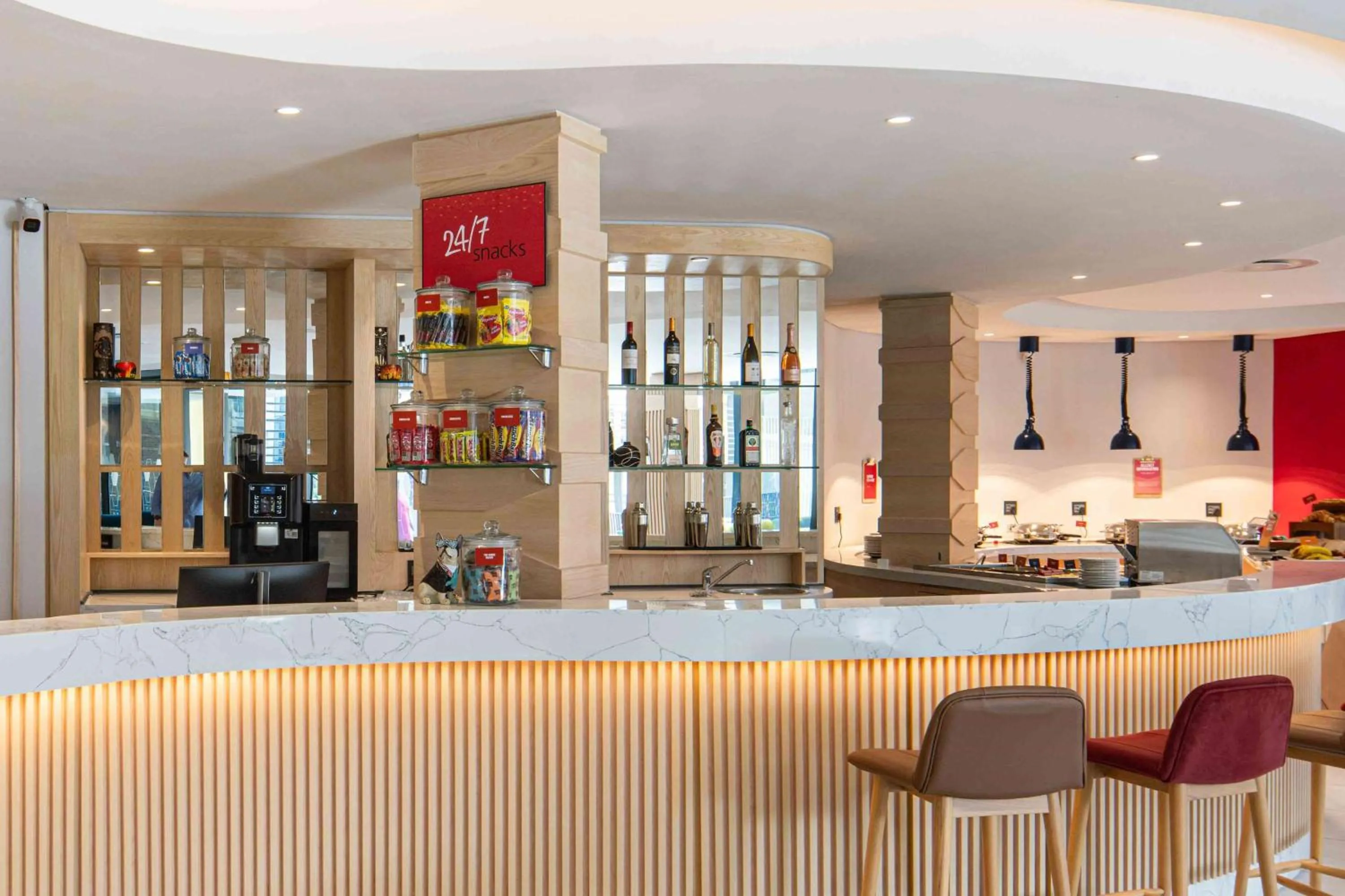 Lounge or bar in Hampton By Hilton Sandton Grayston